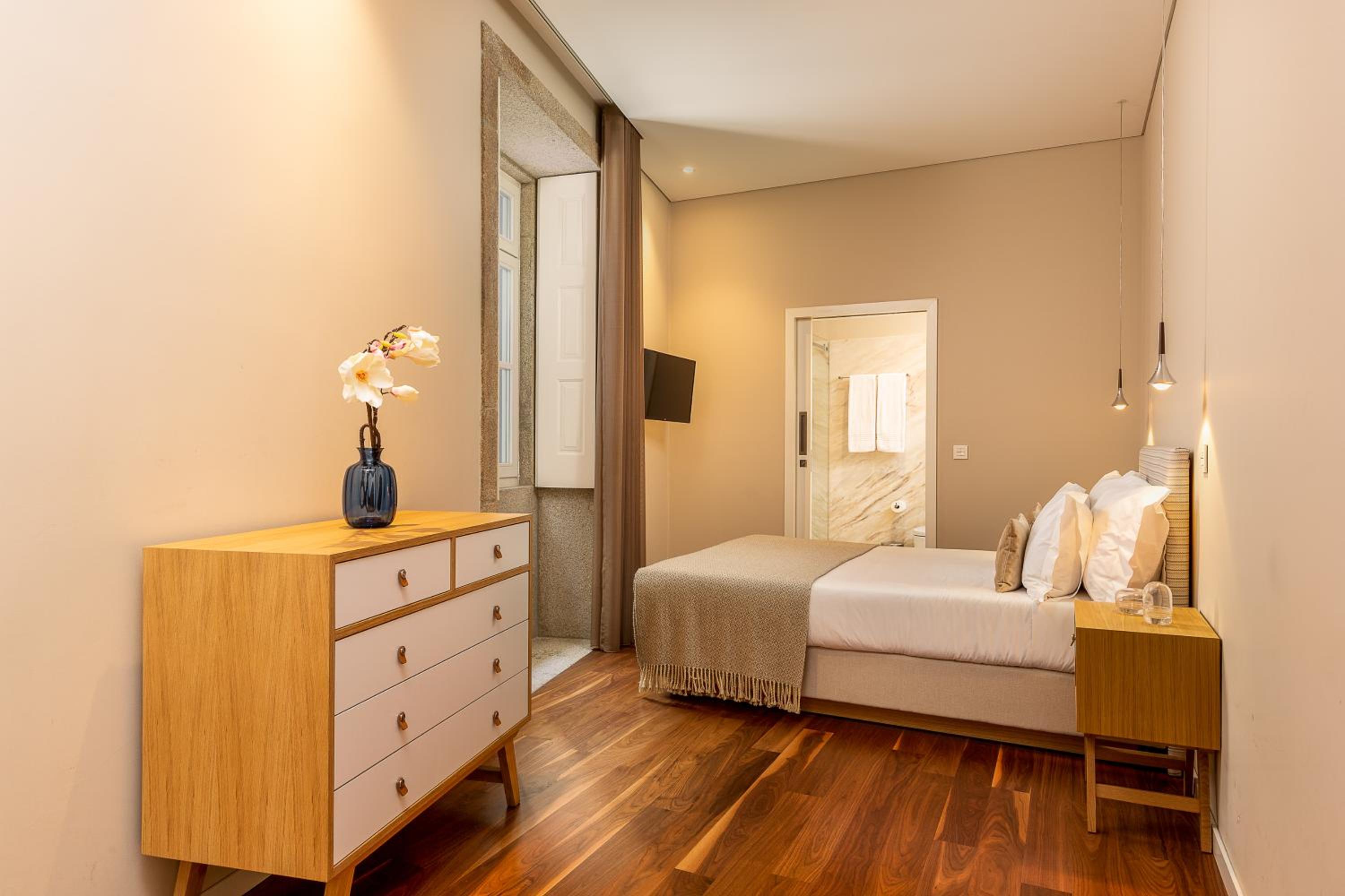 Two-Bedroom Apartment with Balcony - Photo 16