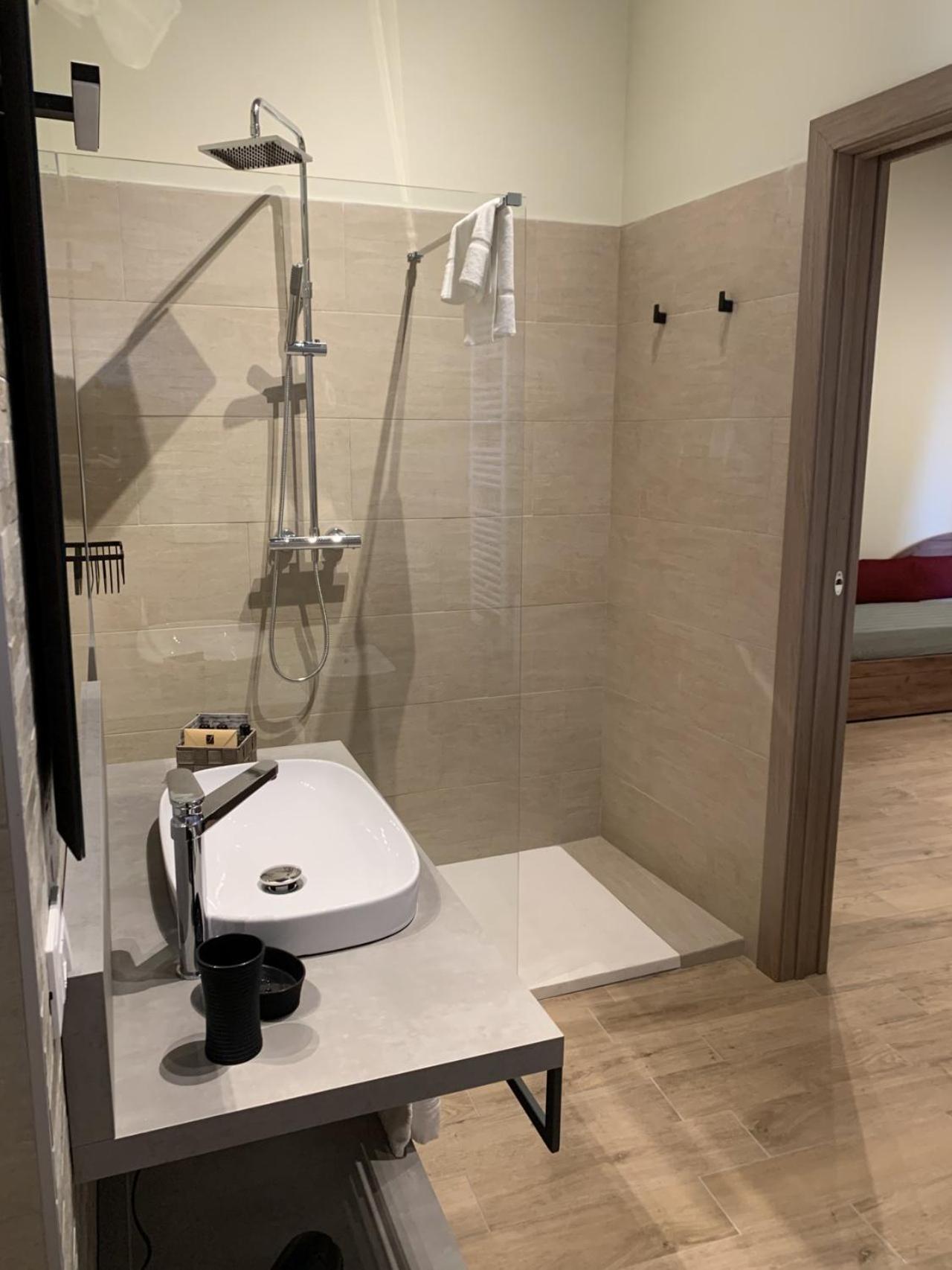 Large Double or Twin Room - Photo 9
