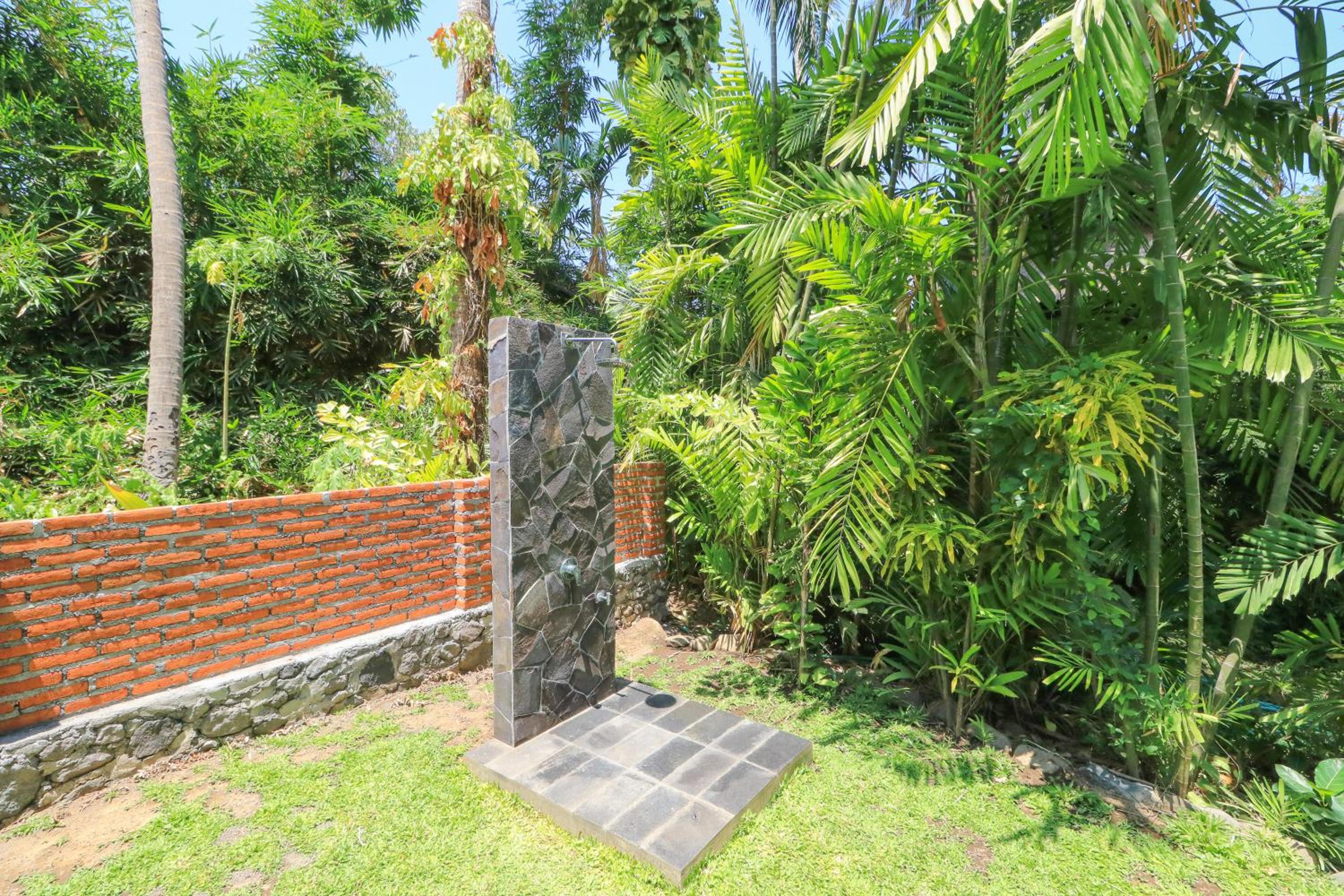 Two-Bedroom Bungalow - Photo 2