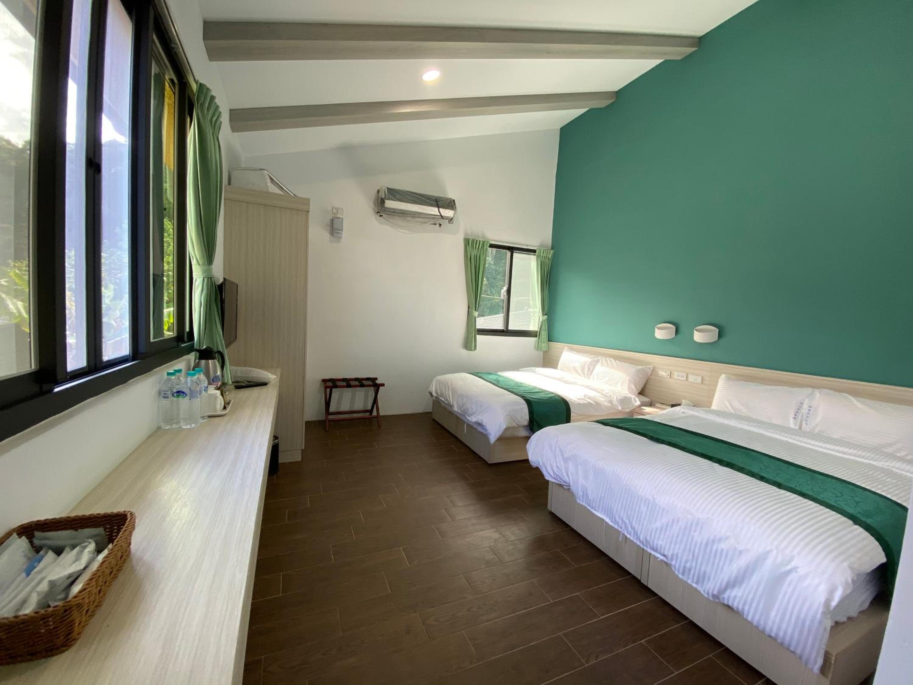 Quadruple Room with Mountain View photo 3