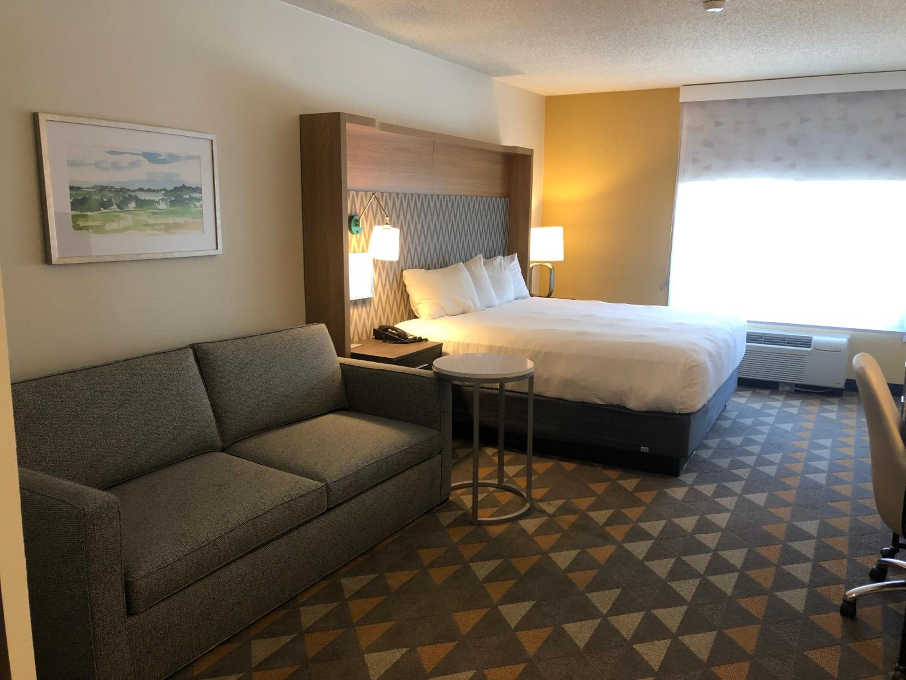 Standard King Room with Sofa Bed - Photo 4