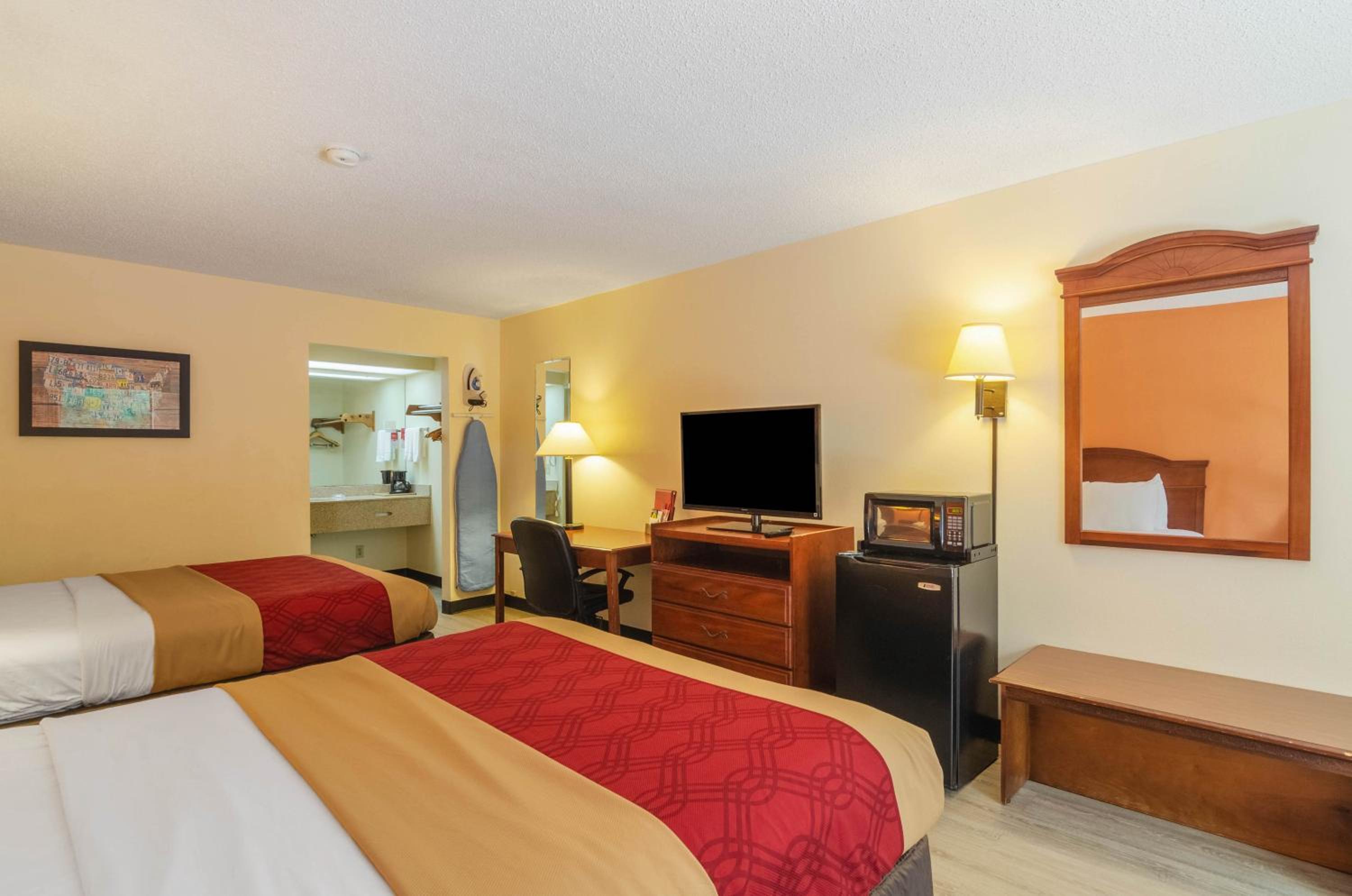 Queen Room with Two Queen Beds - Non-Smoking - Photo 4