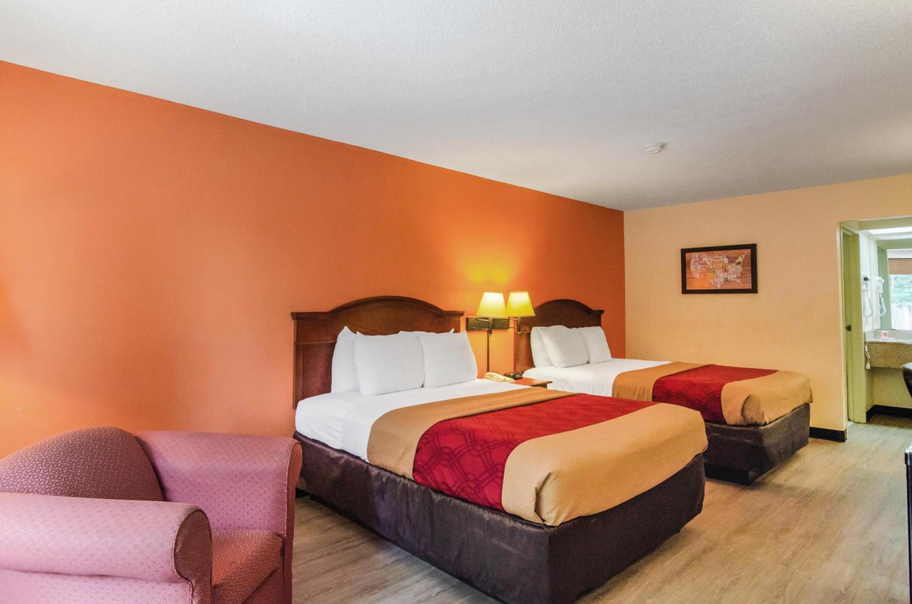 Queen Room with Two Queen Beds - Non-Smoking - Photo 5