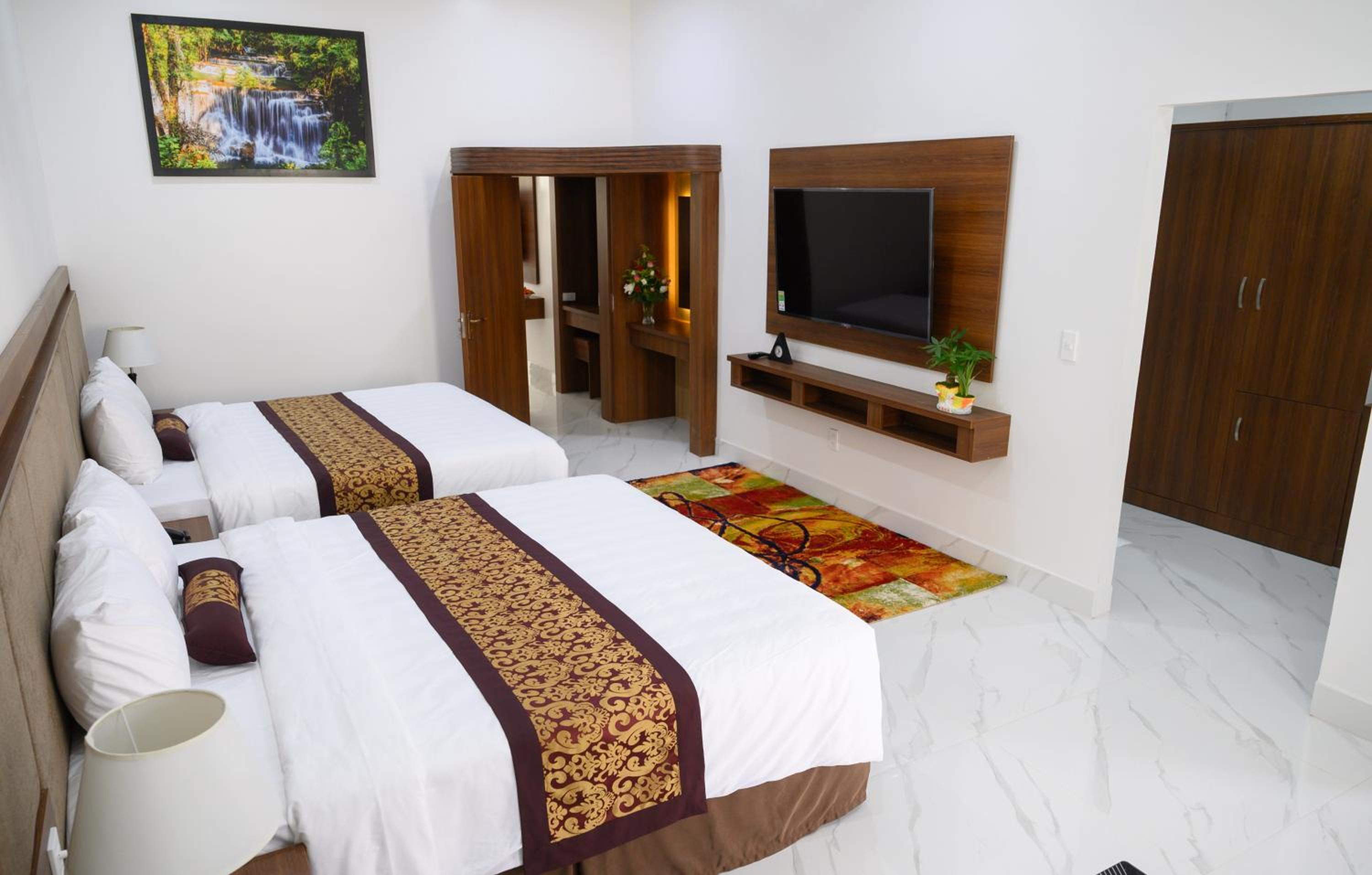 Deluxe Queen Room with Two Queen Beds photo 3