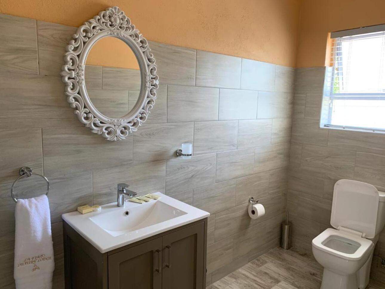 Deluxe Queen Suite