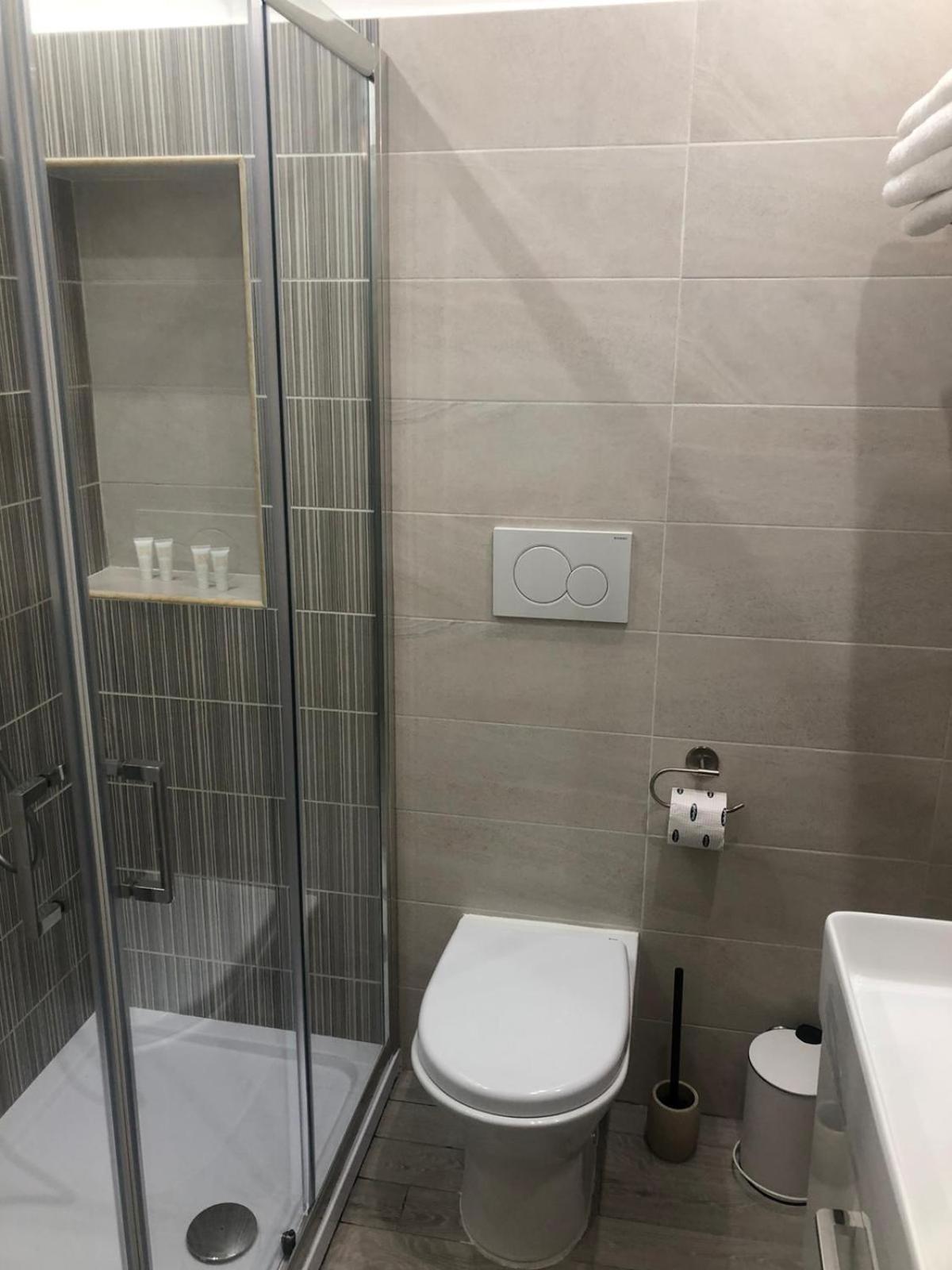 Double Room with Private Bathroom - Photo 18