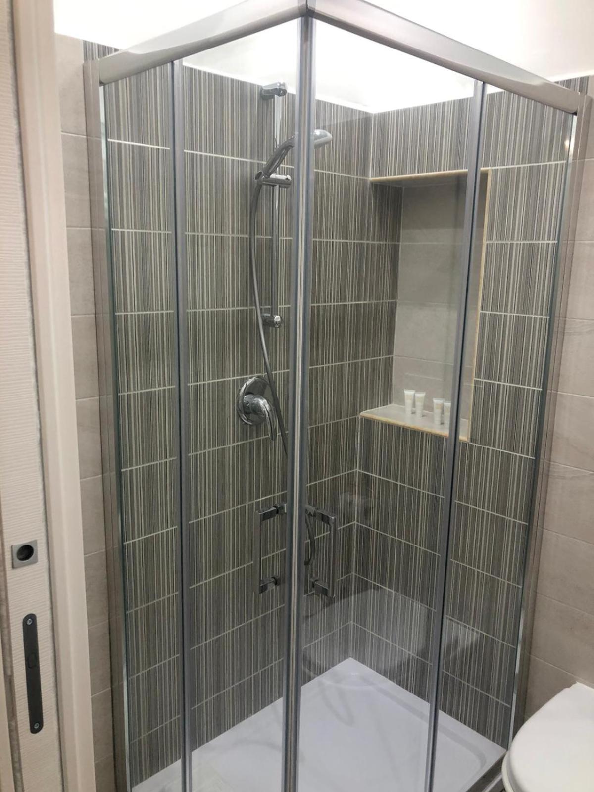 Double Room with Private Bathroom - Photo 17