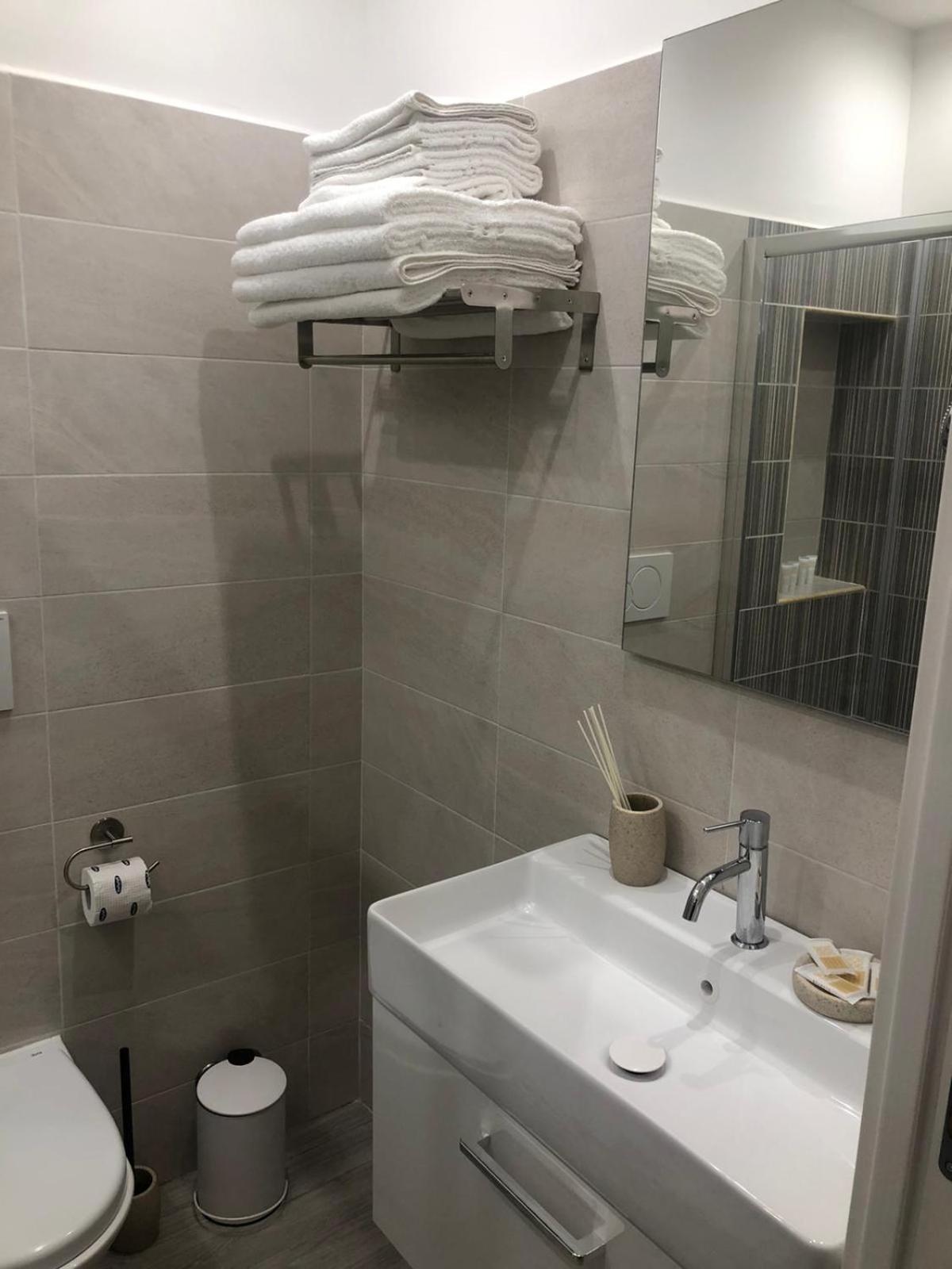 Double Room with Private Bathroom - Photo 19