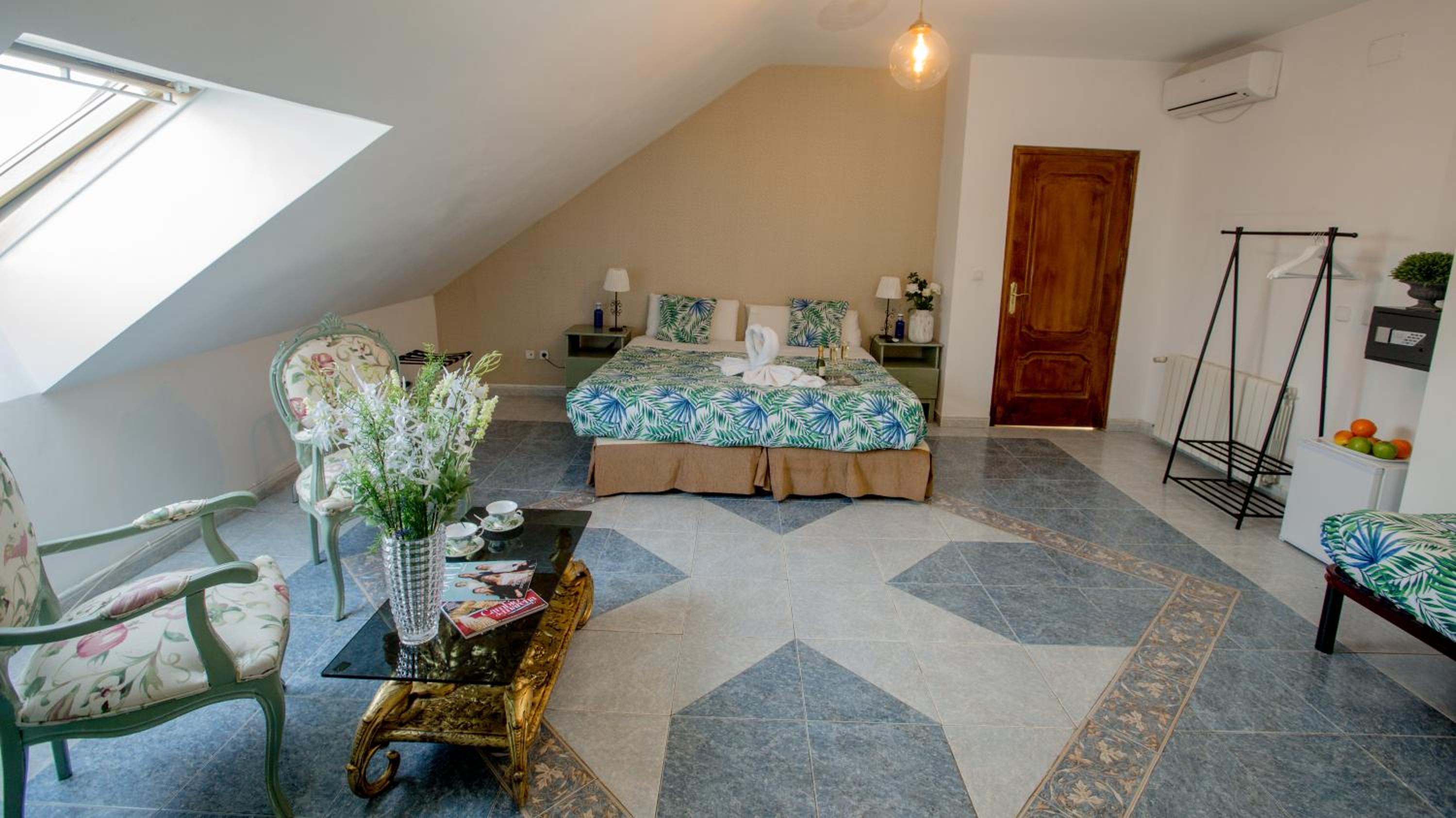 Double Room with Bath - Photo 23