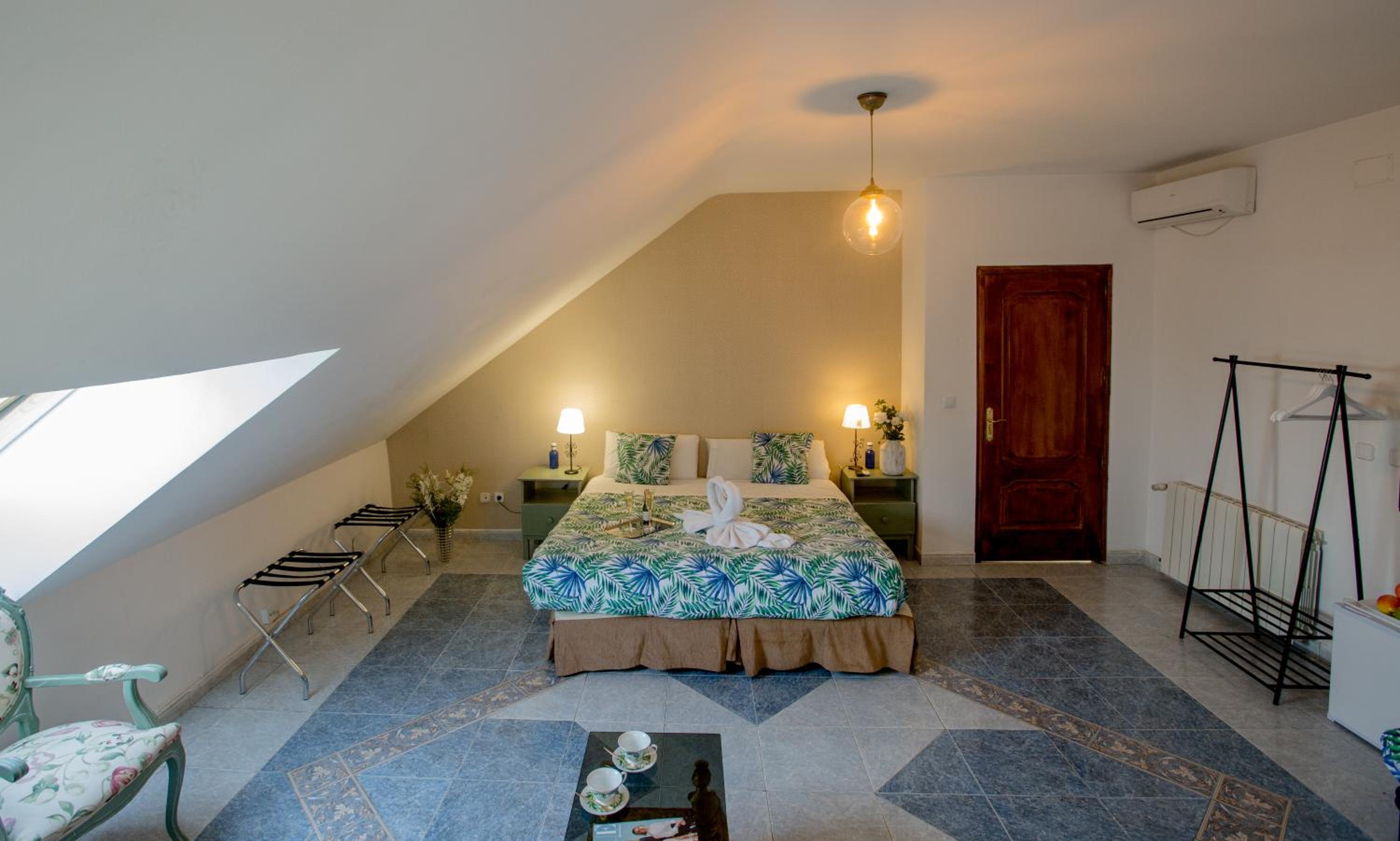 Double Room with Bath - Photo 24