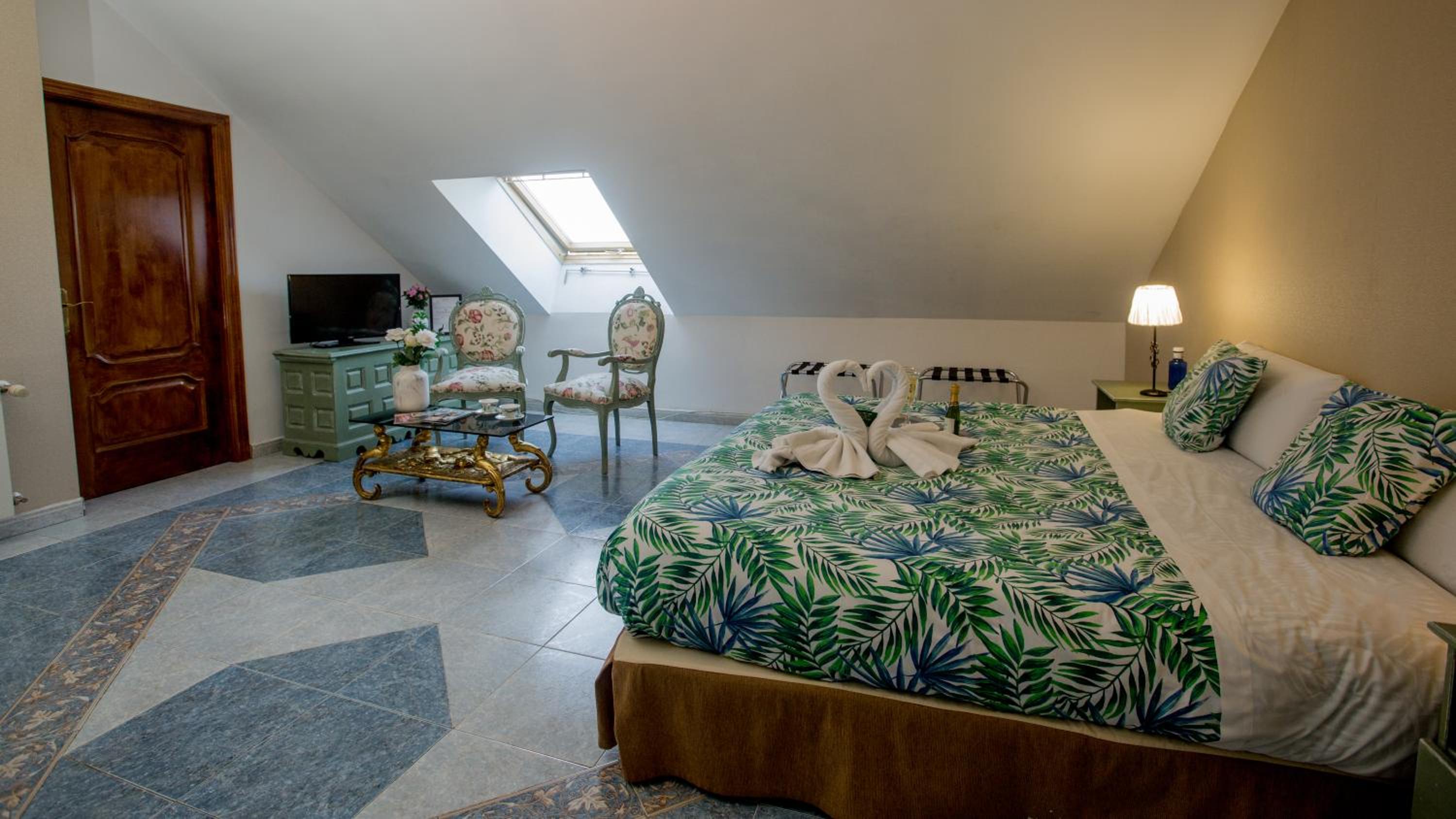 Double Room with Bath - Photo 26