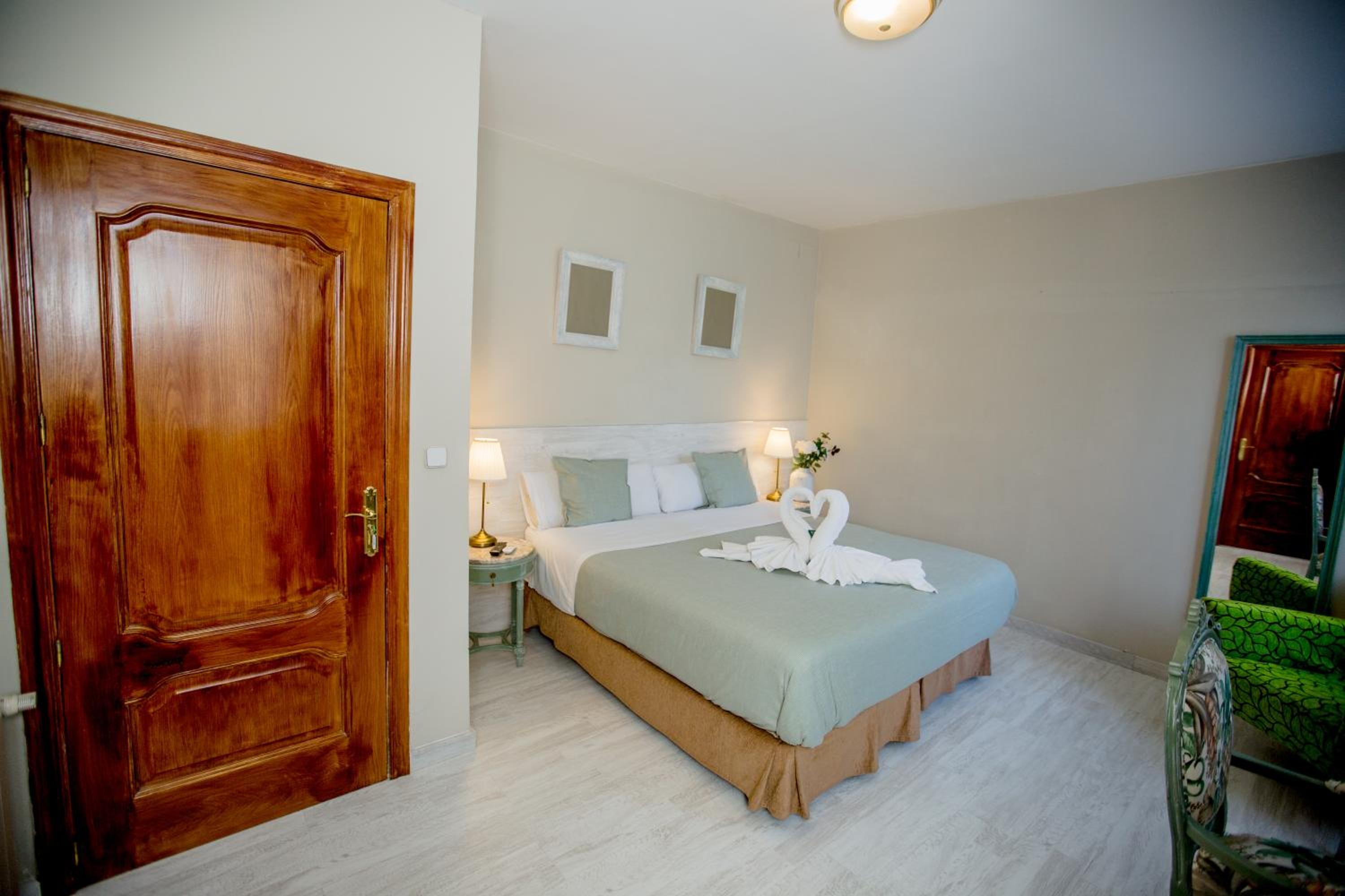 Double Room with Bath - Photo 27