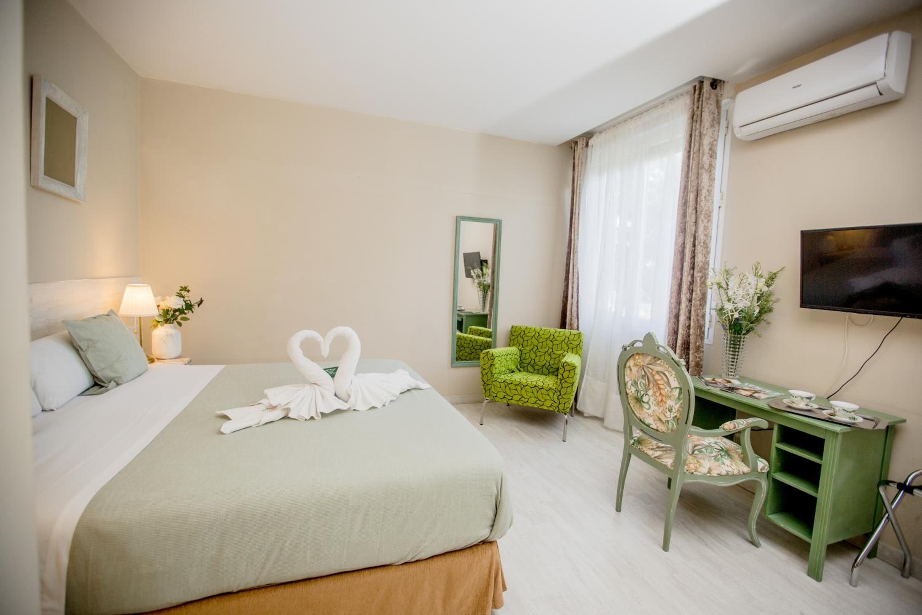 Double Room - Photo 9