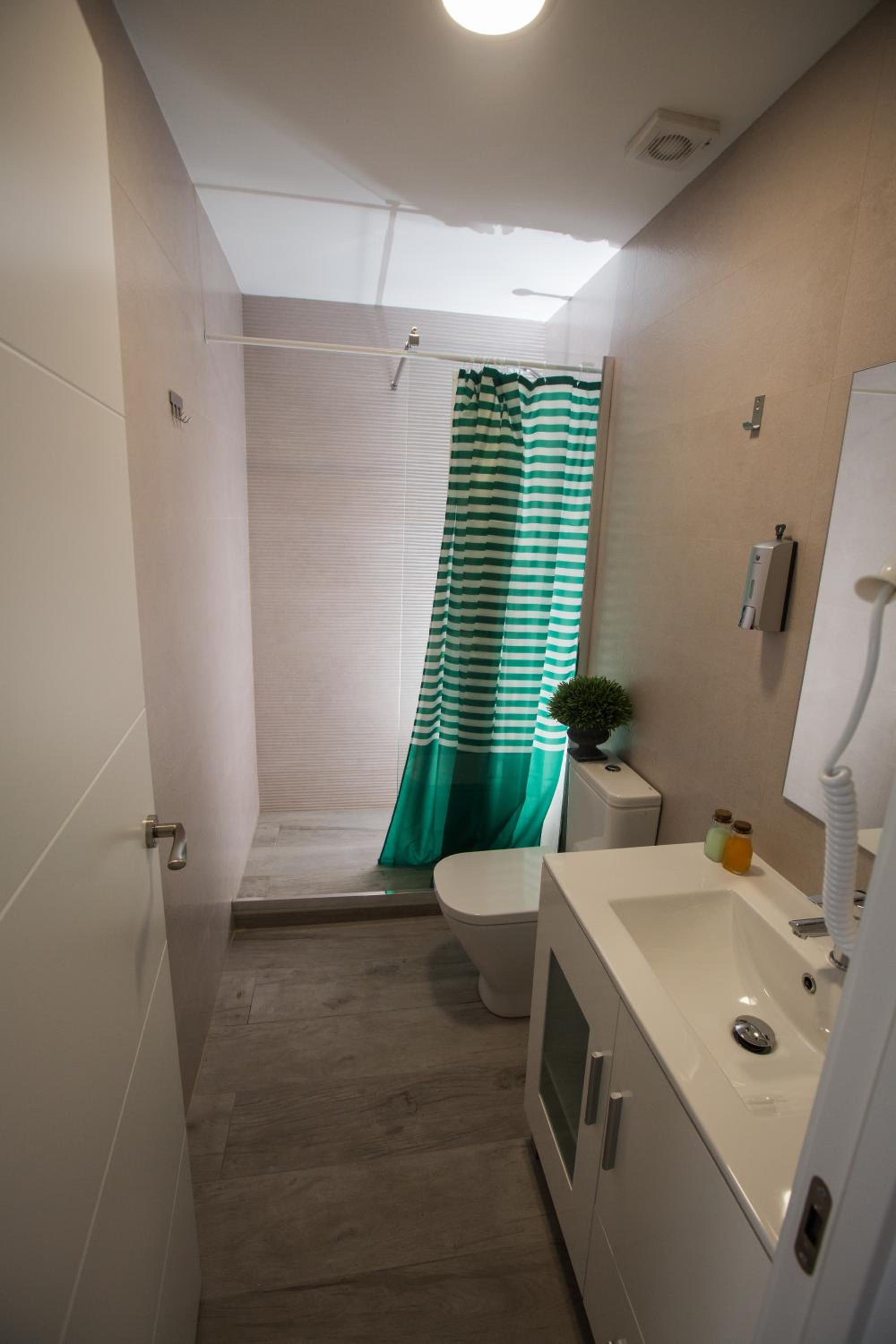 Double Room - Photo 16