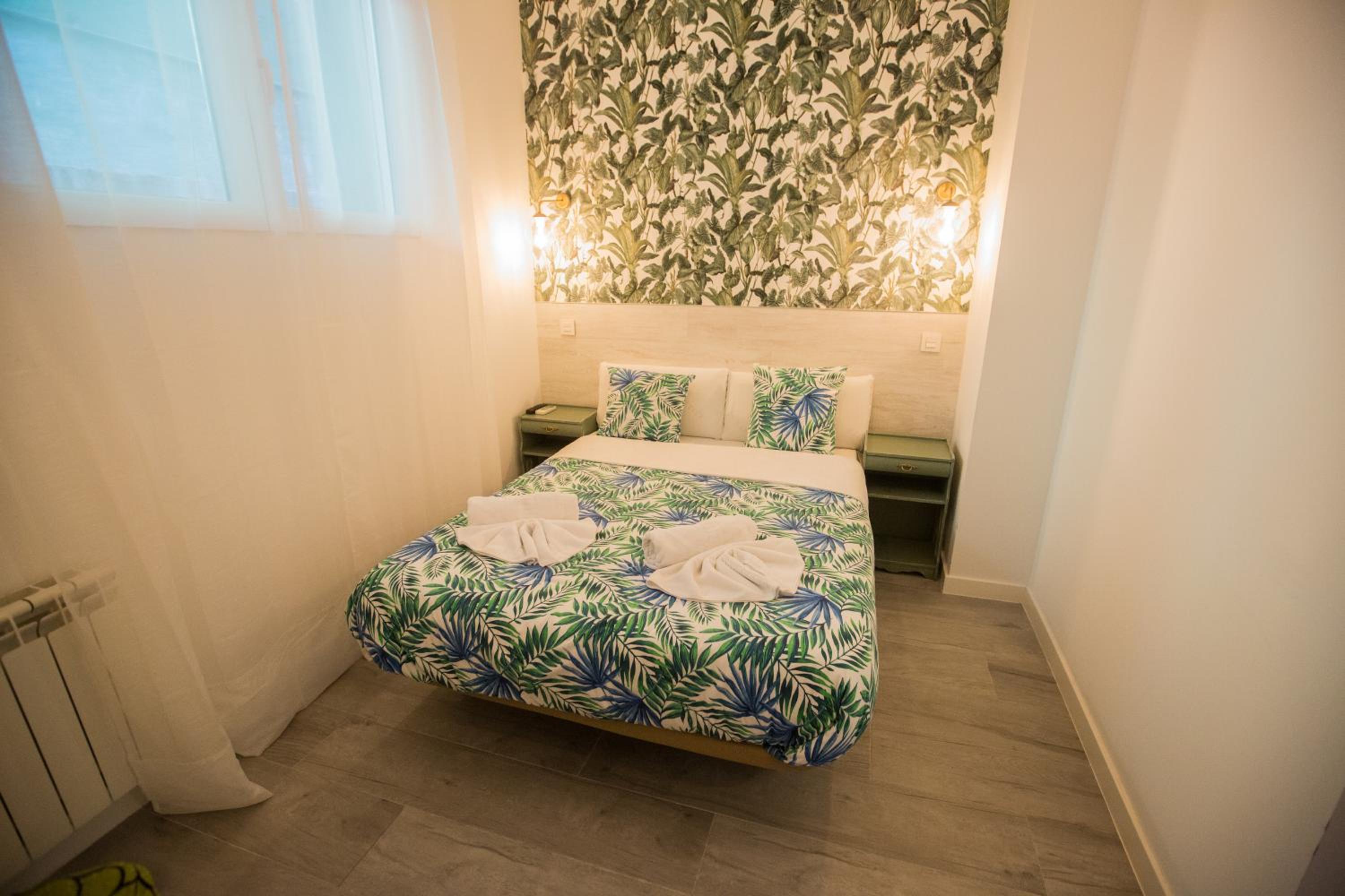 Small Interior Double Room - Photo 2