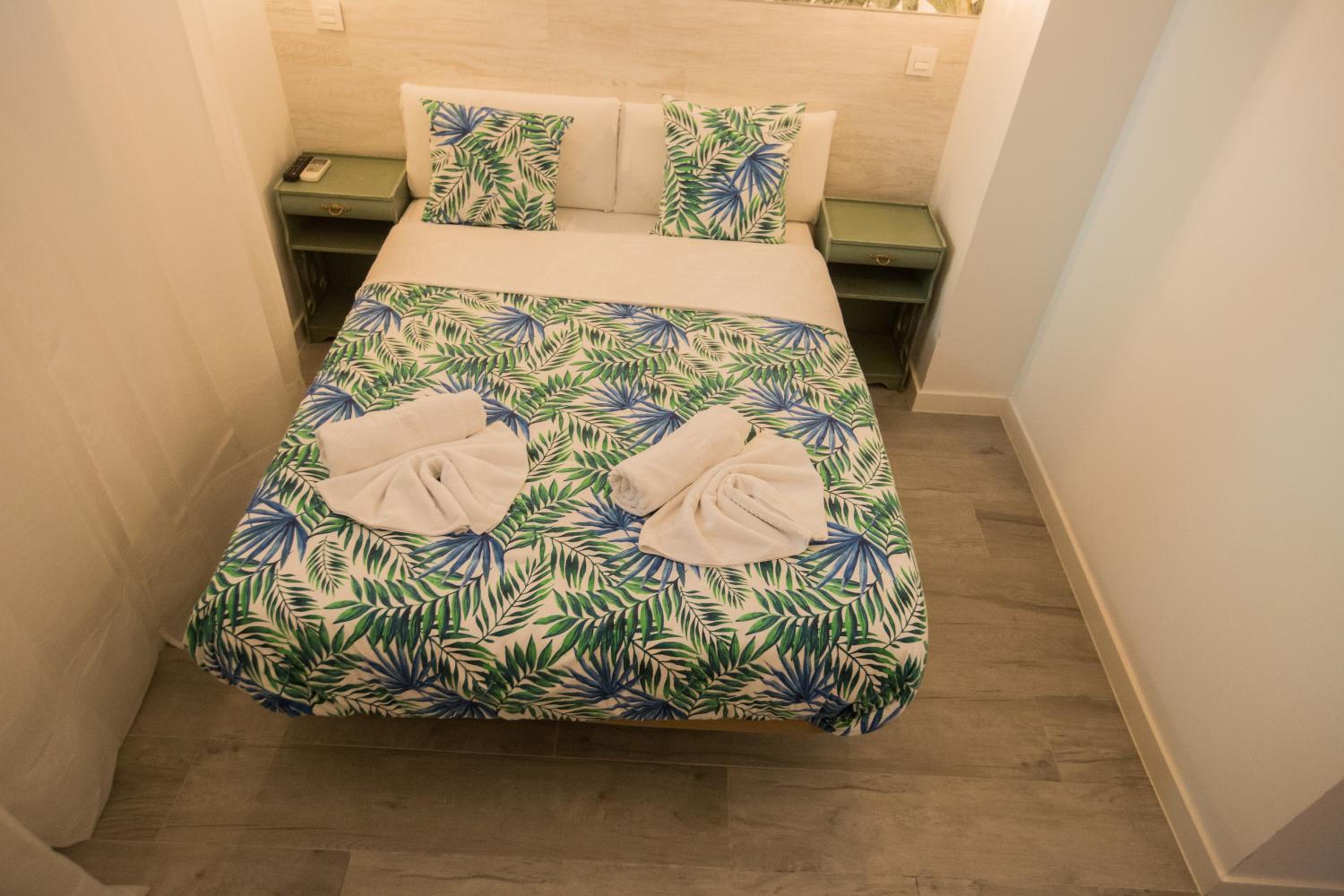 Small Interior Double Room - Photo 5