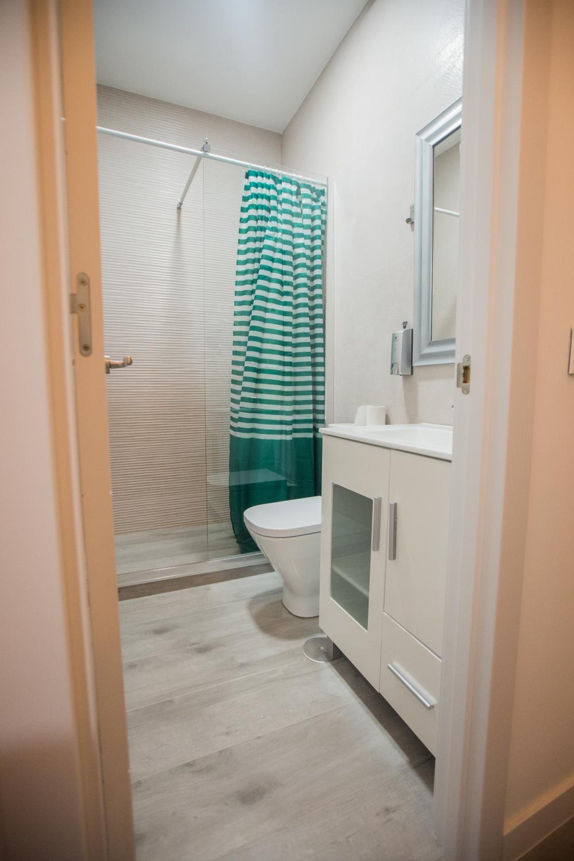 Small Interior Double Room - Photo 4