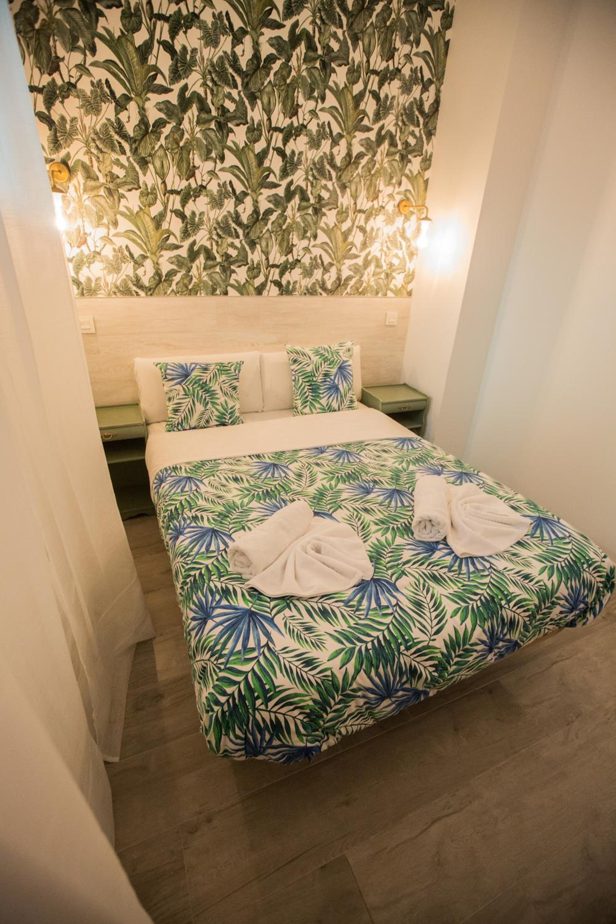 Small Interior Double Room - Photo 3