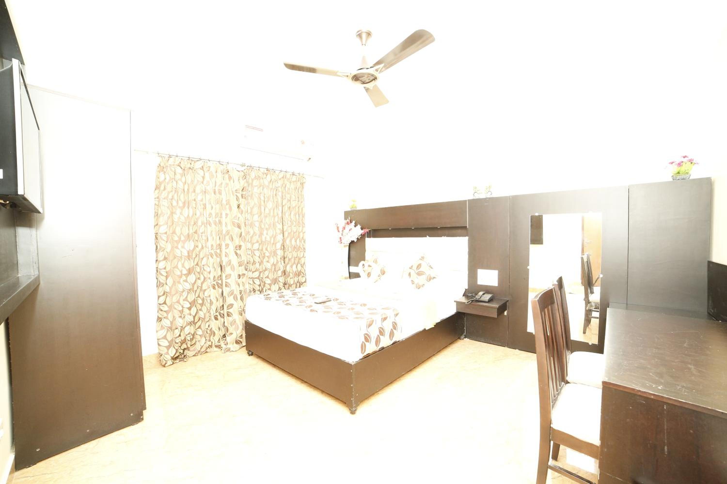 Deluxe Double Room - Photo 9