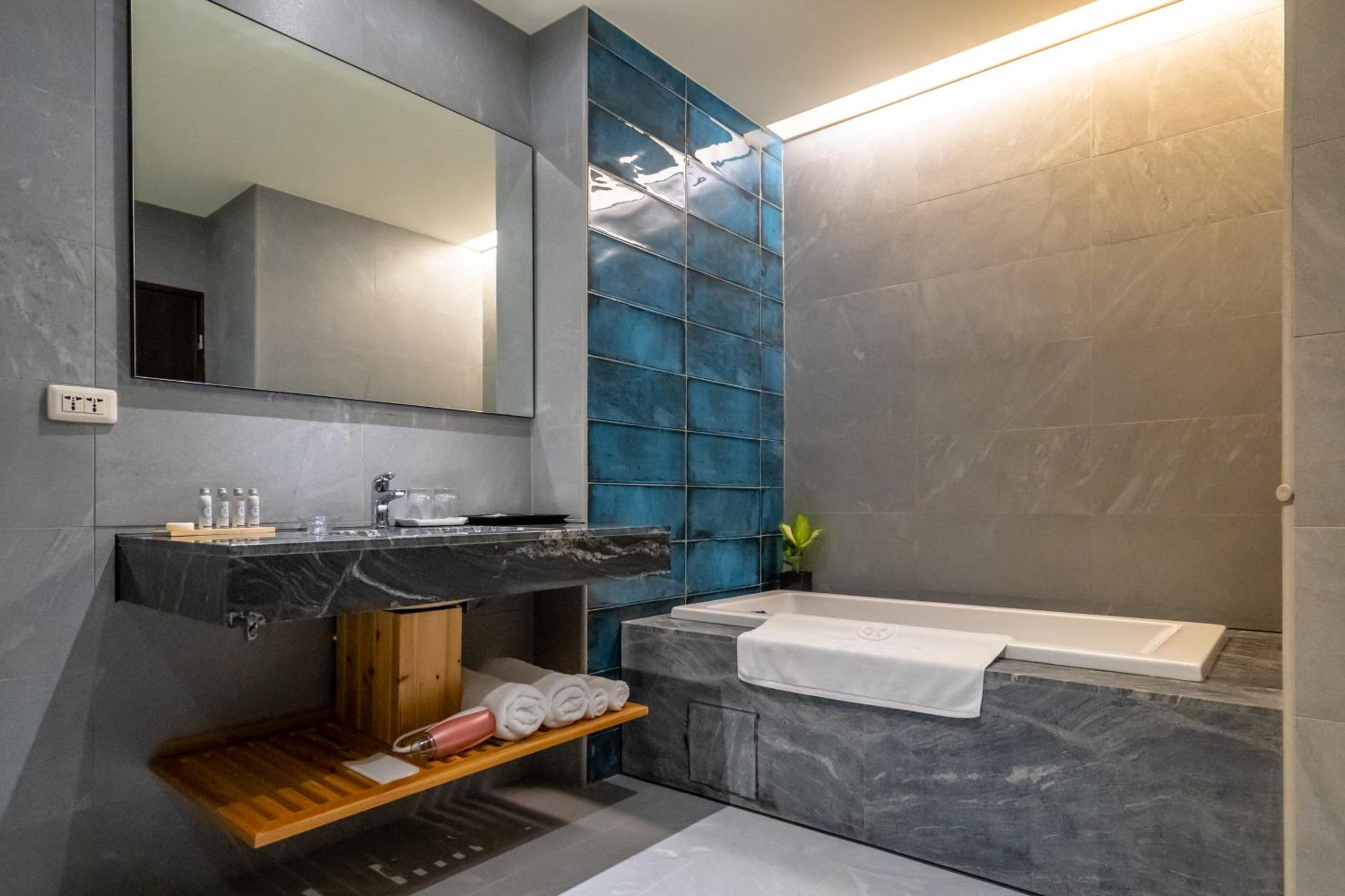Deluxe Double Room with Balcony and Sea View photo 2