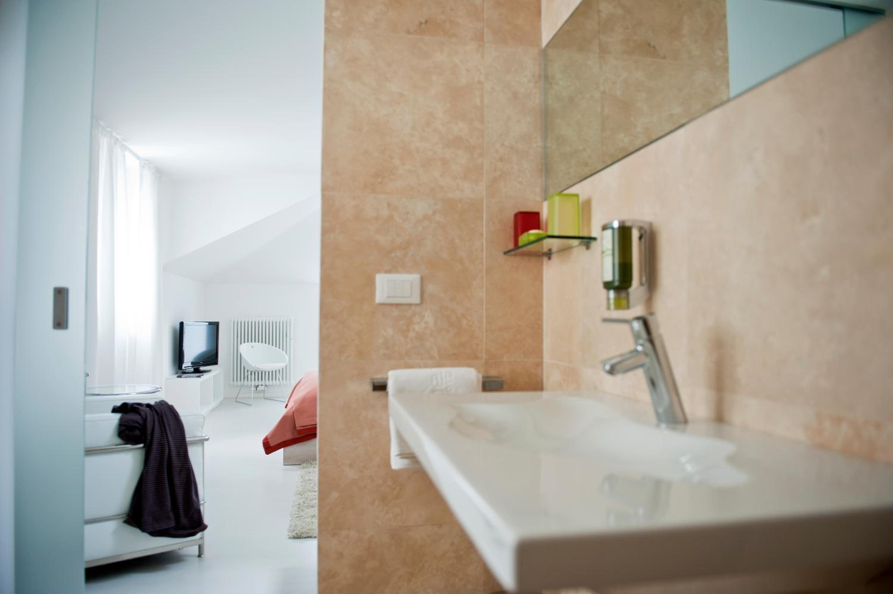 Loft Suite with Hot Tub - Photo 5