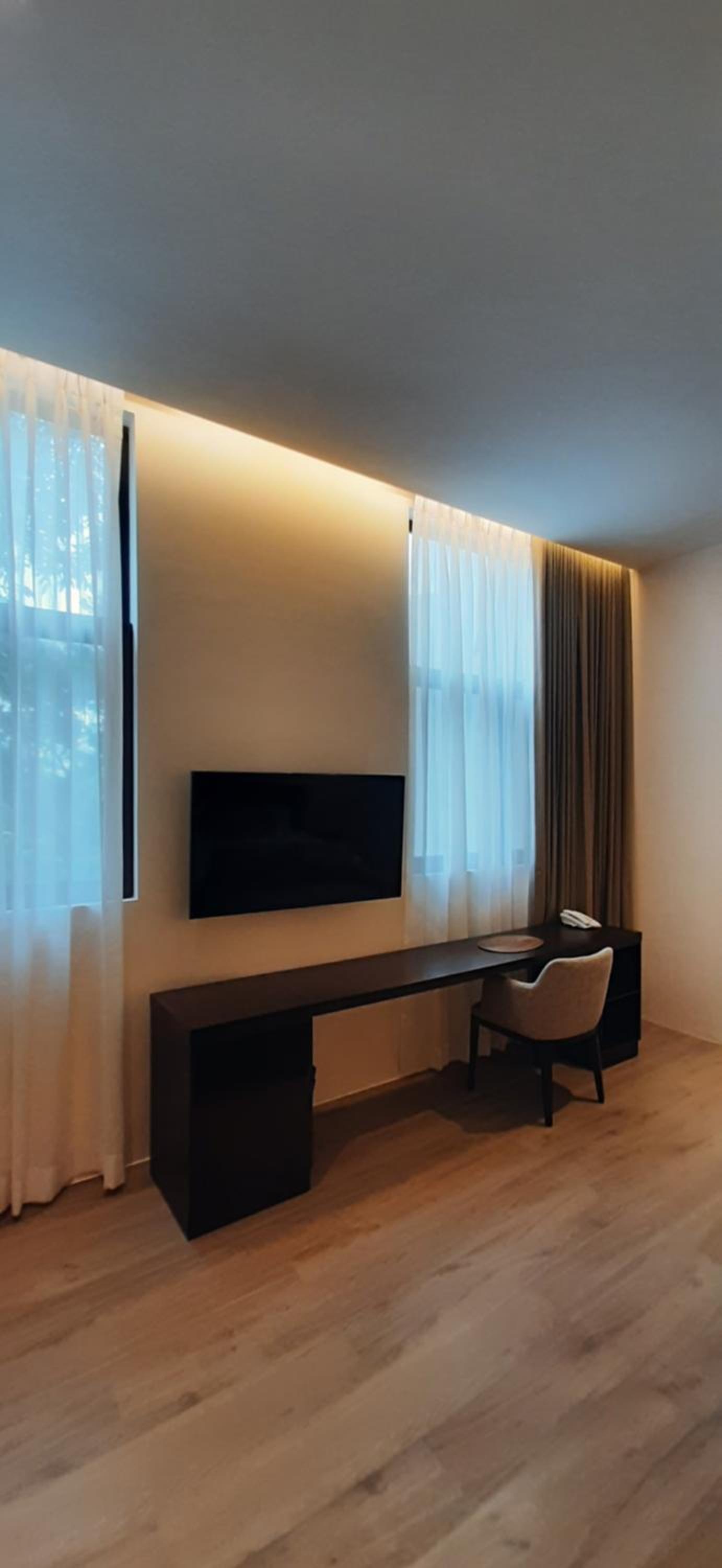 Deluxe King Suite - Photo 2