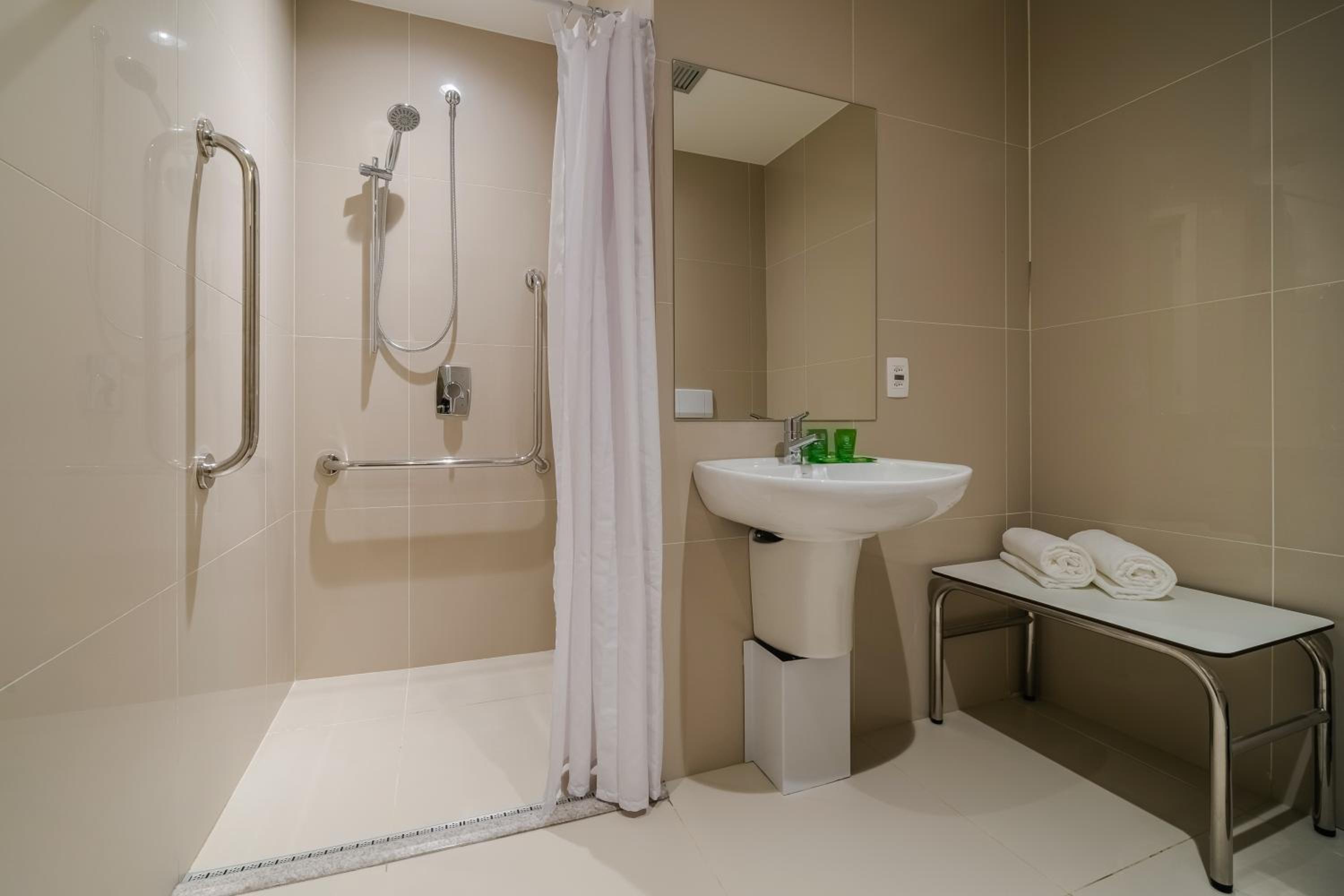 Standard Double Room - Mobility Access - Photo 3