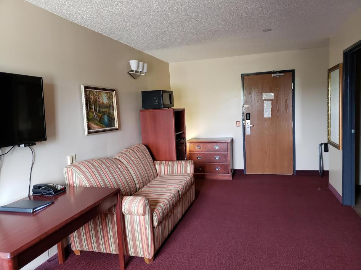 Deluxe King Suite - Photo 3
