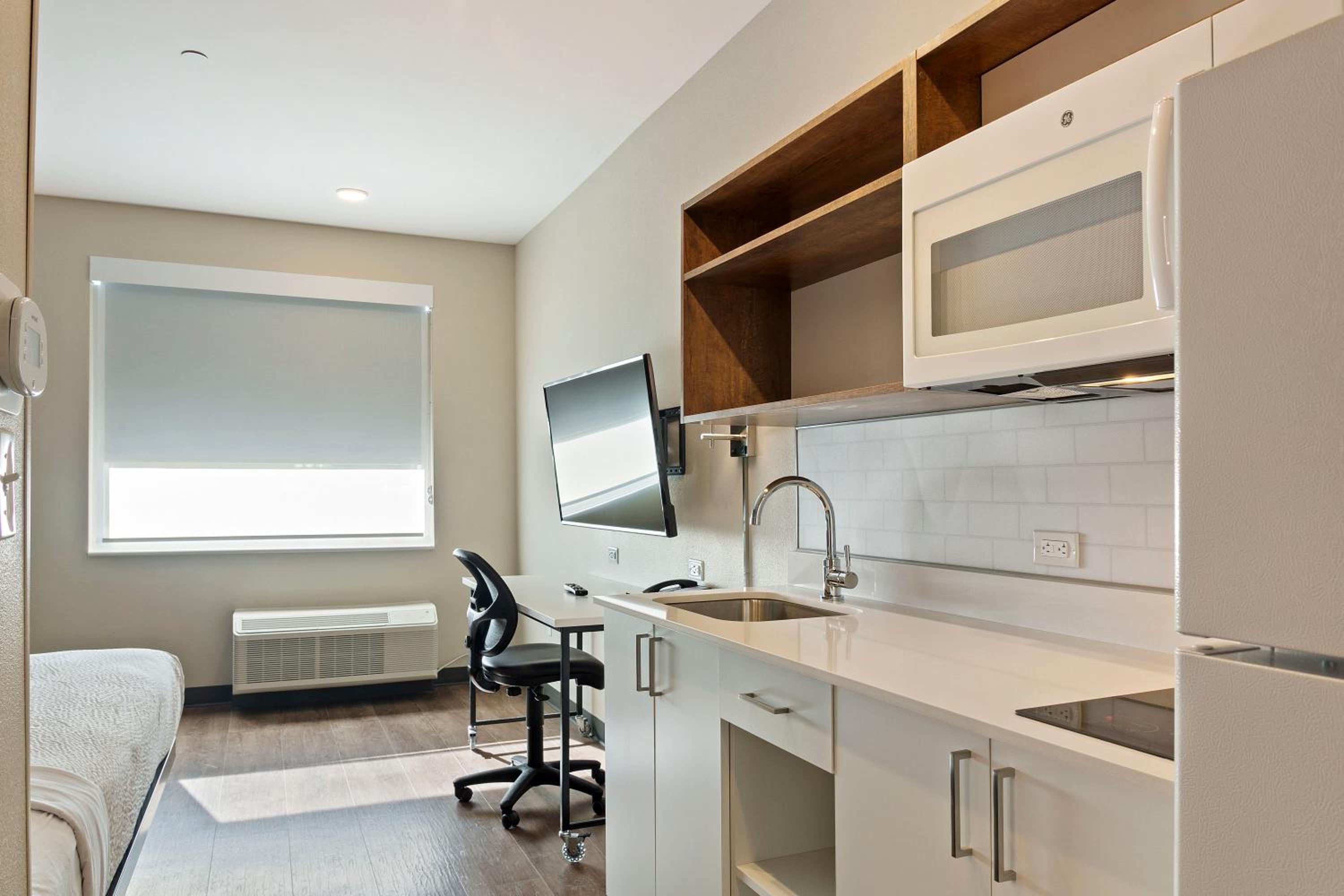 Deluxe Studio with 1 King Bed - Non-Smoking - Photo 6