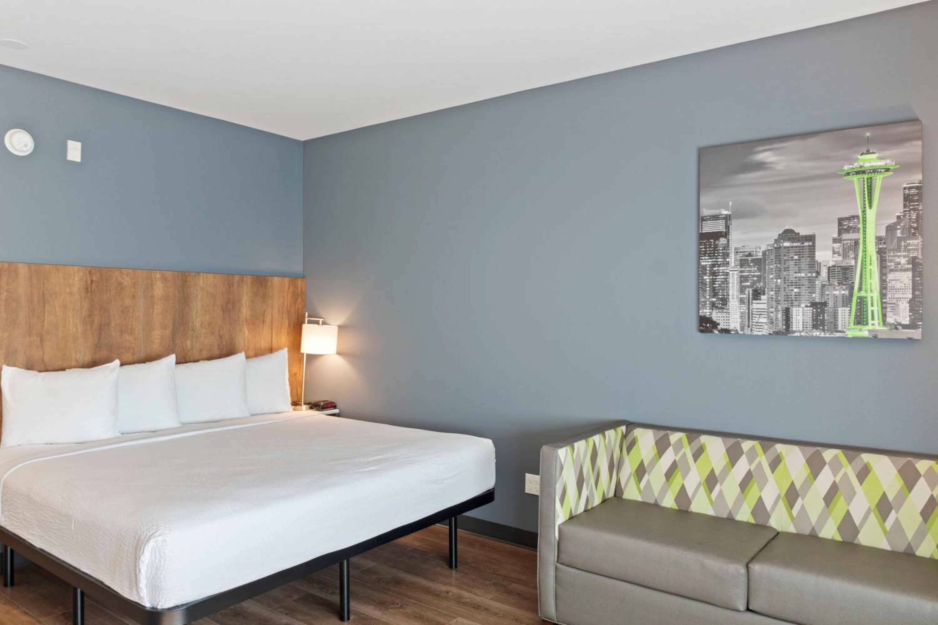 Deluxe Studio with 1 King Bed - Non-Smoking - Photo 10