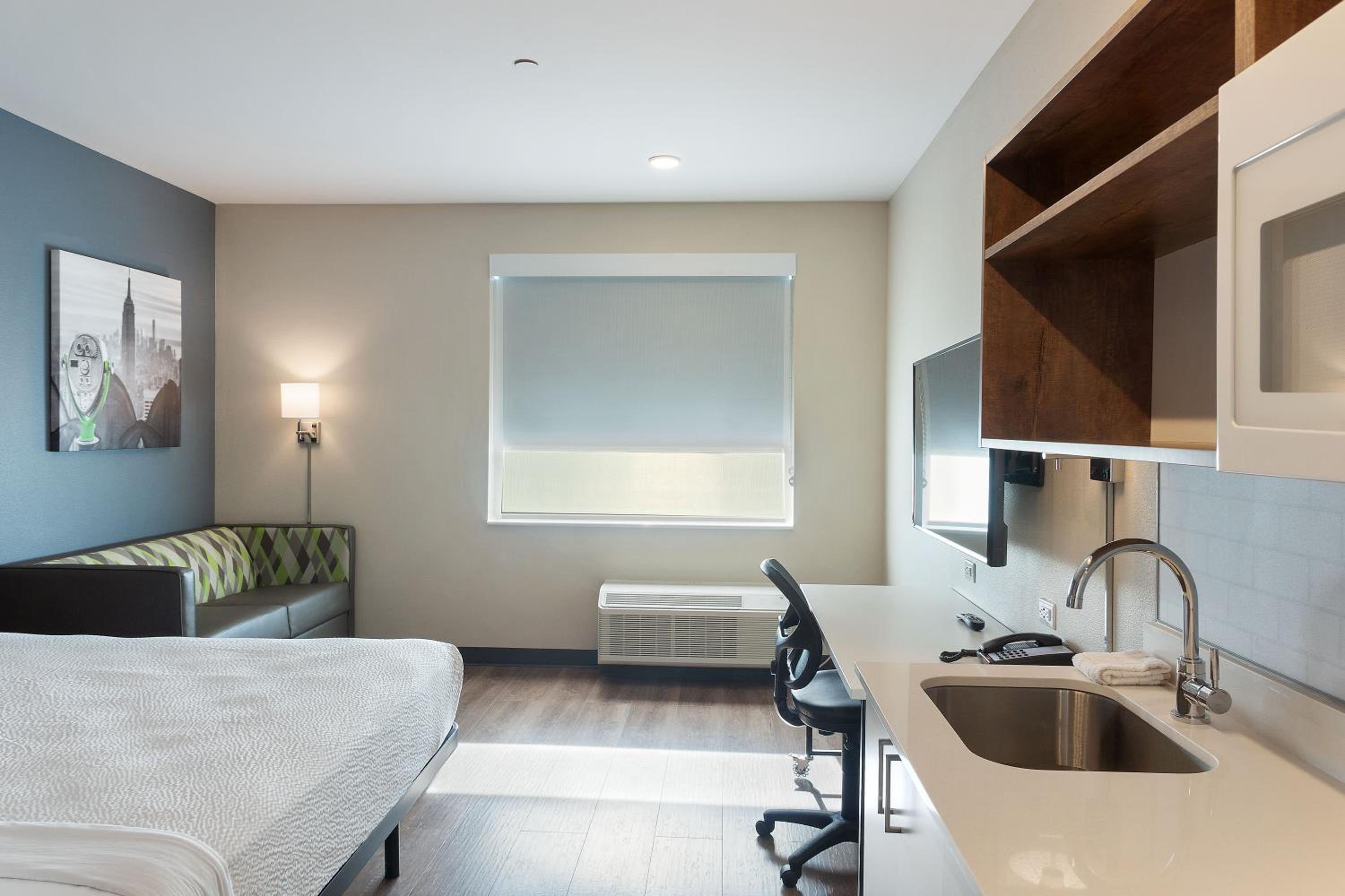 Deluxe Studio with 1 King Bed - Non-Smoking - Hearing Accessible - Photo 2