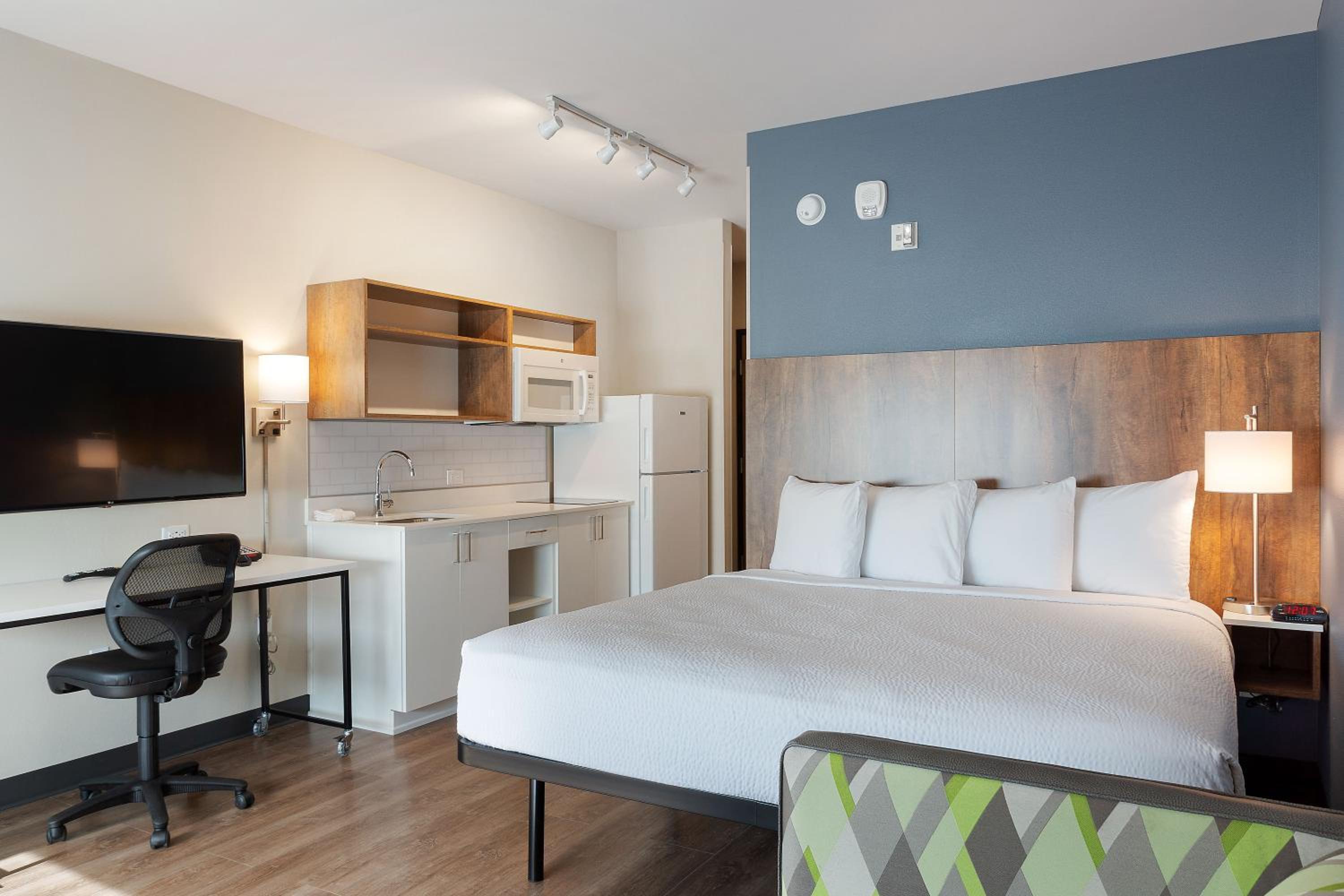 Deluxe Studio with 1 King Bed - Non-Smoking - Hearing Accessible - Photo 10