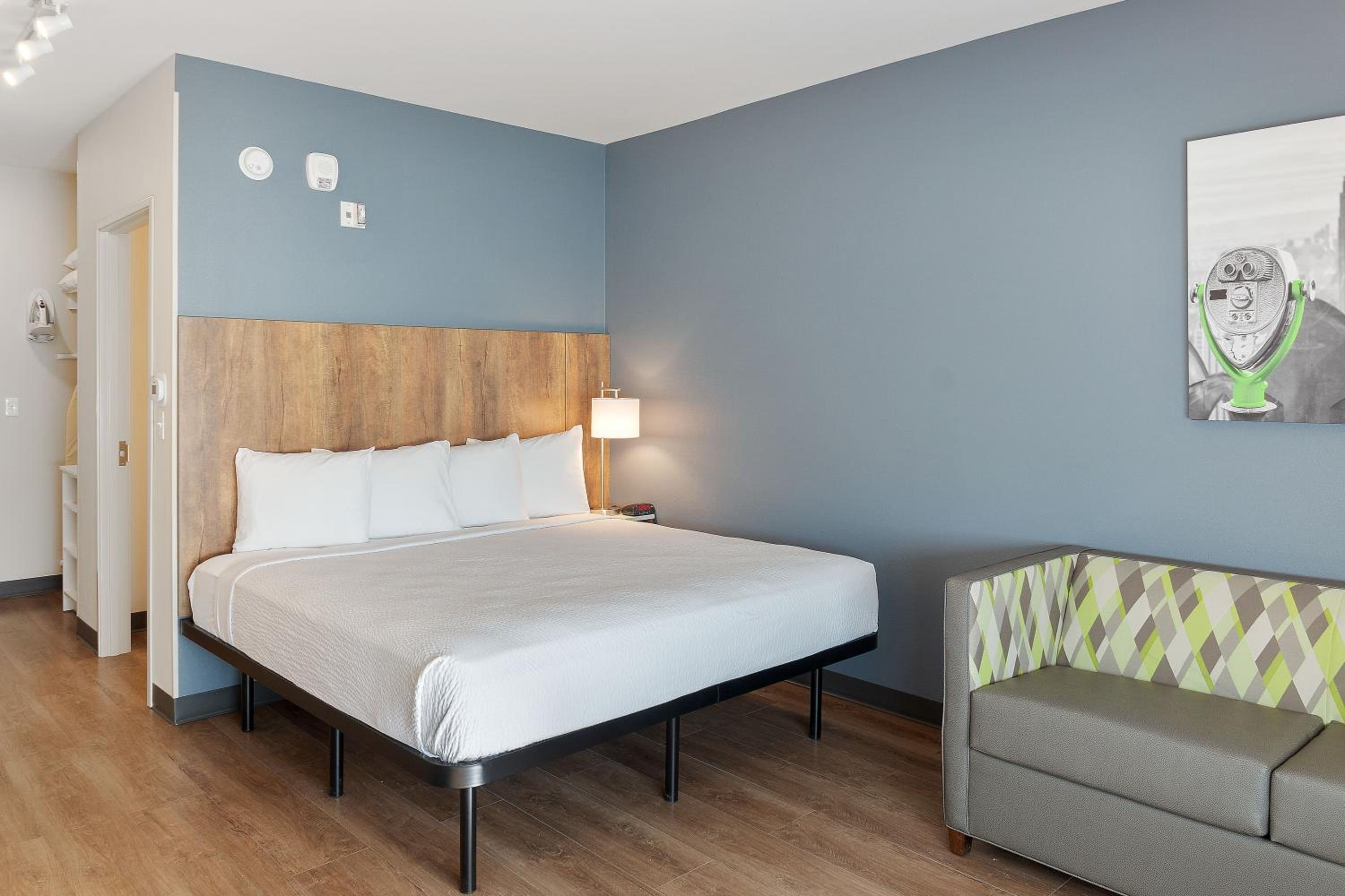 Deluxe Studio with 1 King Bed - Non-Smoking - Hearing Accessible - Photo 1
