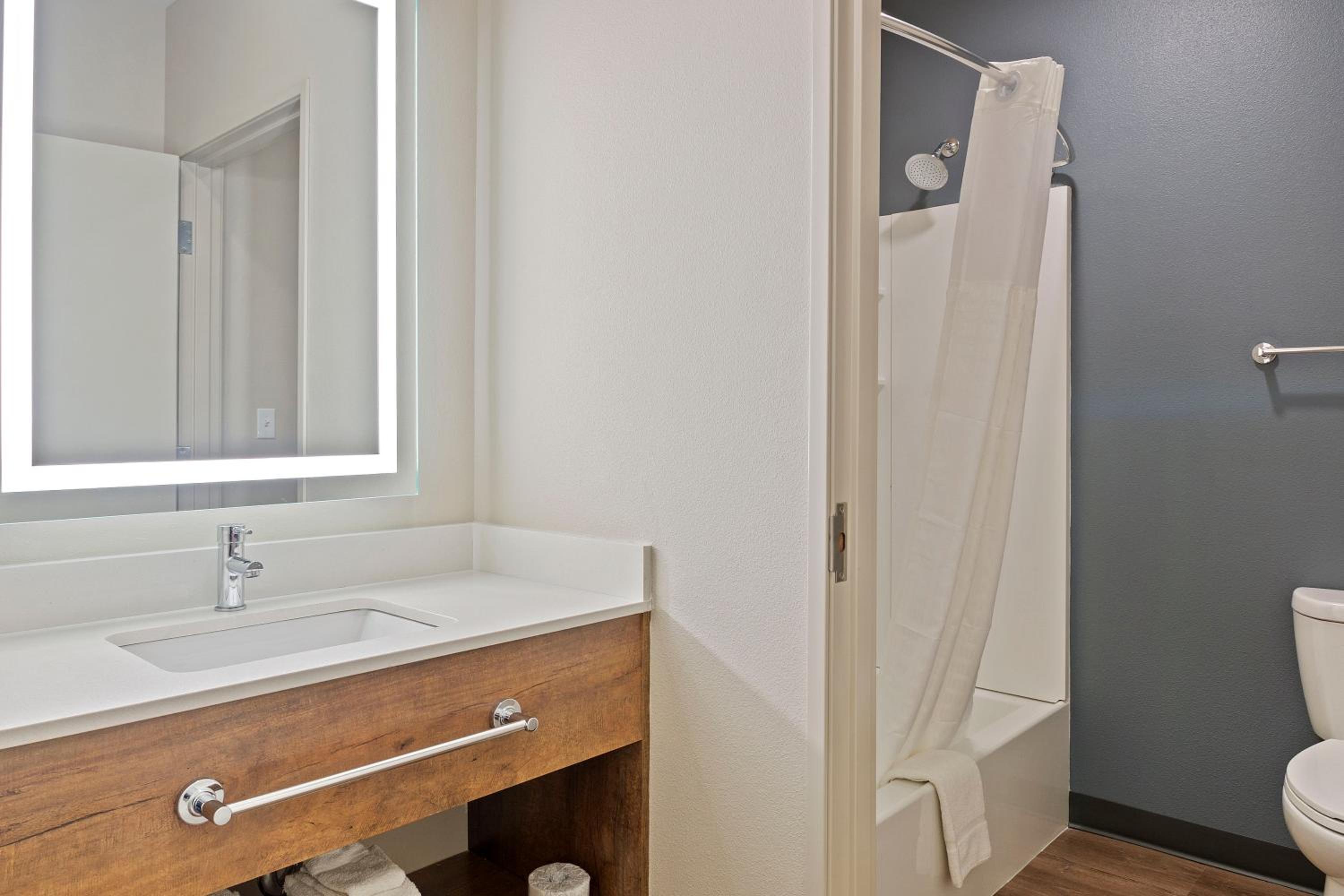 Deluxe Queen Studio with 2 Queen Beds - Hearing Accesible - Non-Smoking - Photo 10