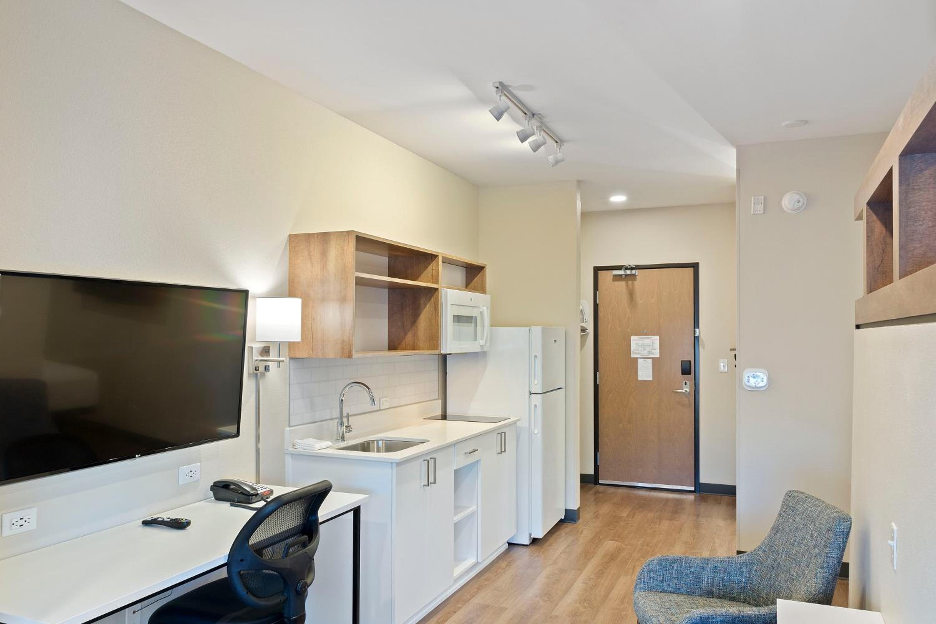 Deluxe Queen Studio with 2 Queen Beds - Non-Smoking - Photo 6