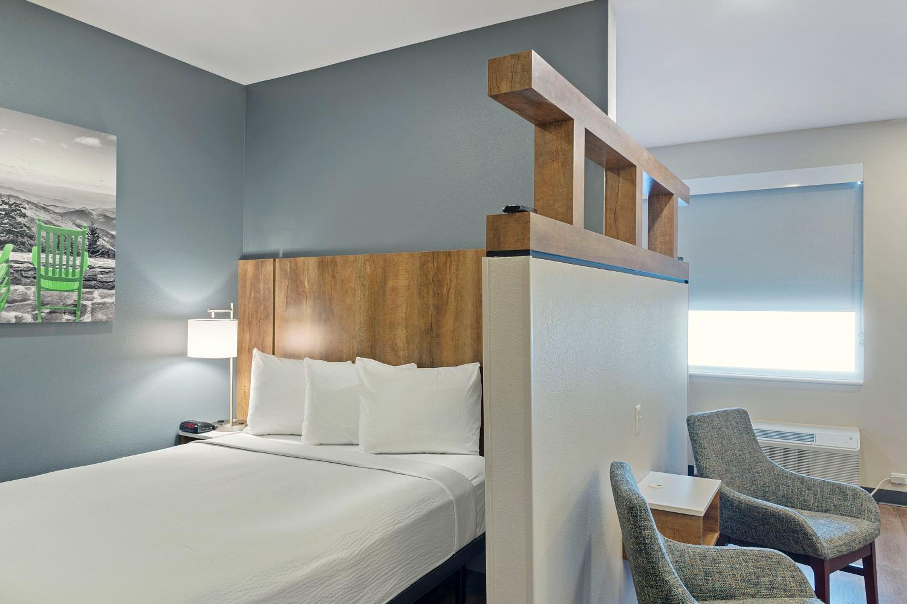 Deluxe Queen Studio with 2 Queen Beds - Non-Smoking - Photo 4