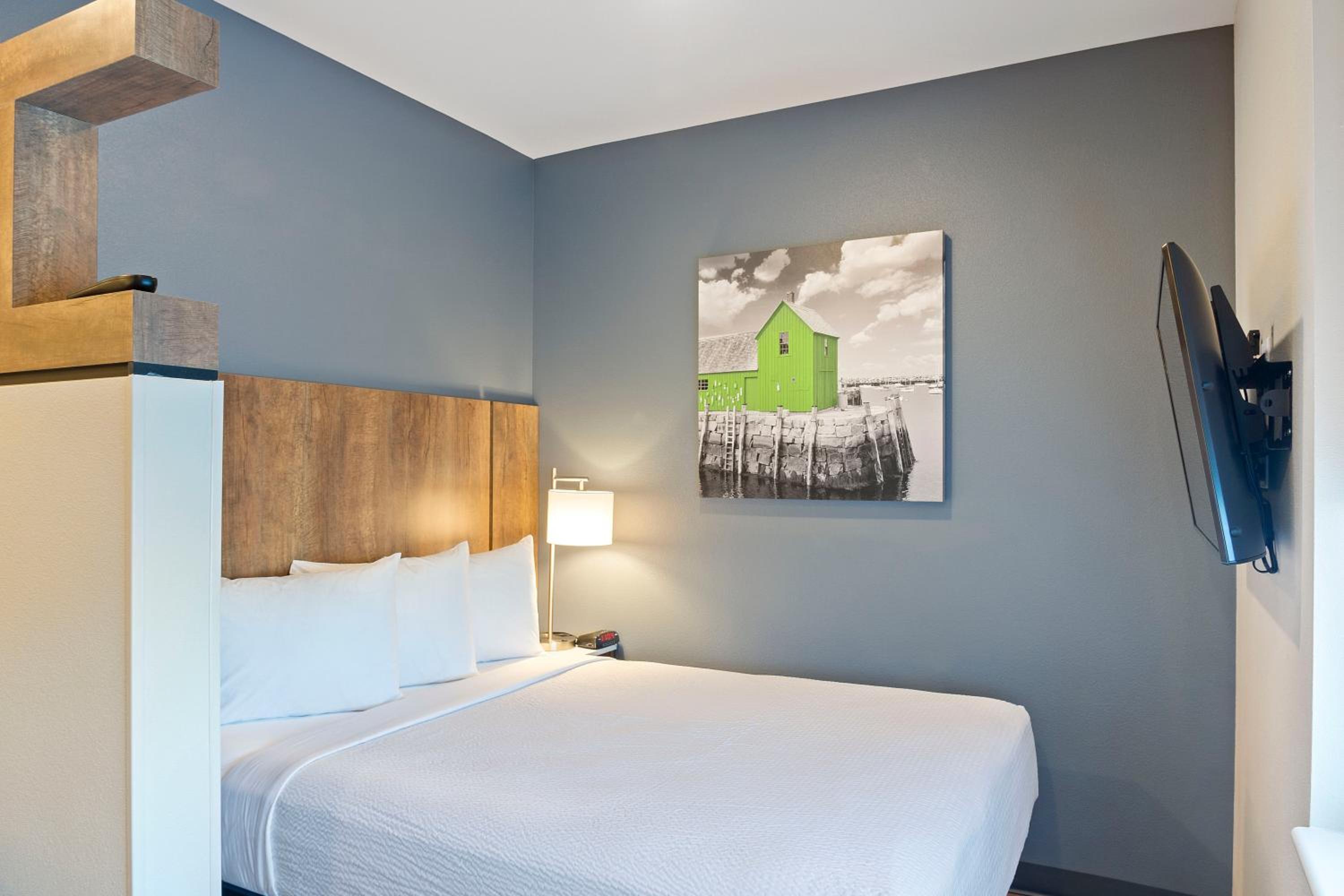 Deluxe Queen Studio with 2 Queen Beds - Non-Smoking - Photo 2