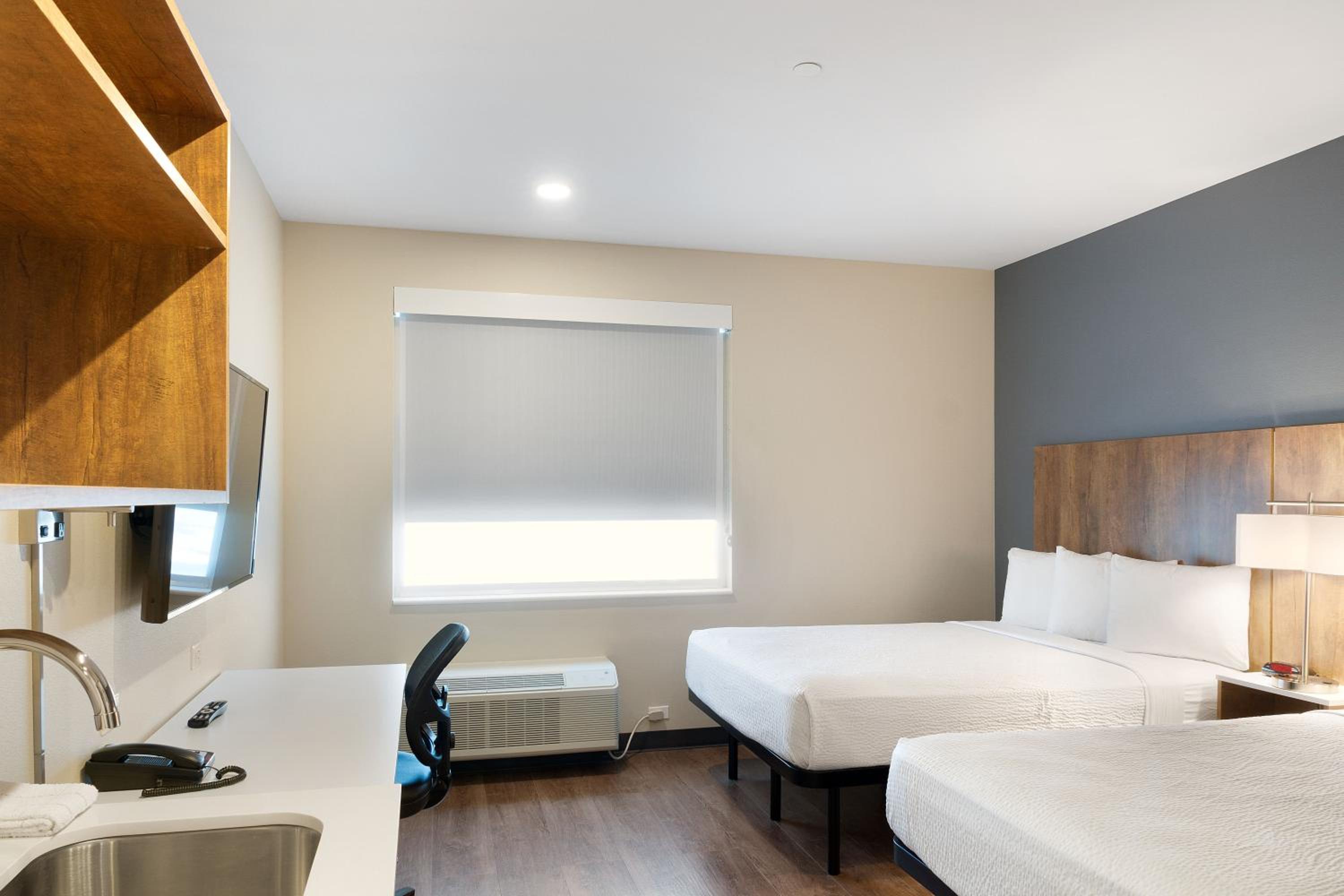 Studio Queen Room with Two Queen Beds -Non-Smoking - Photo 9
