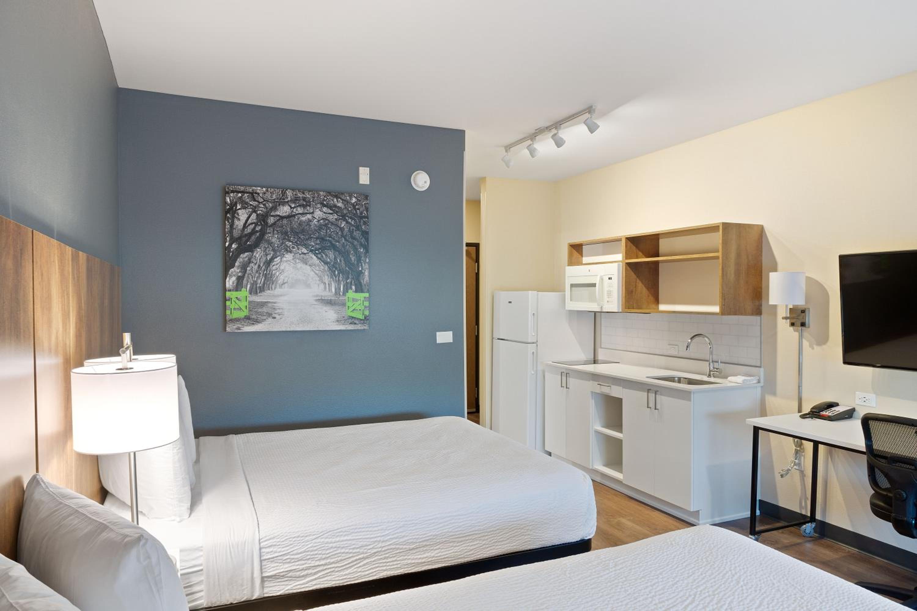 Studio Queen Room with Two Queen Beds -Non-Smoking - Photo 8
