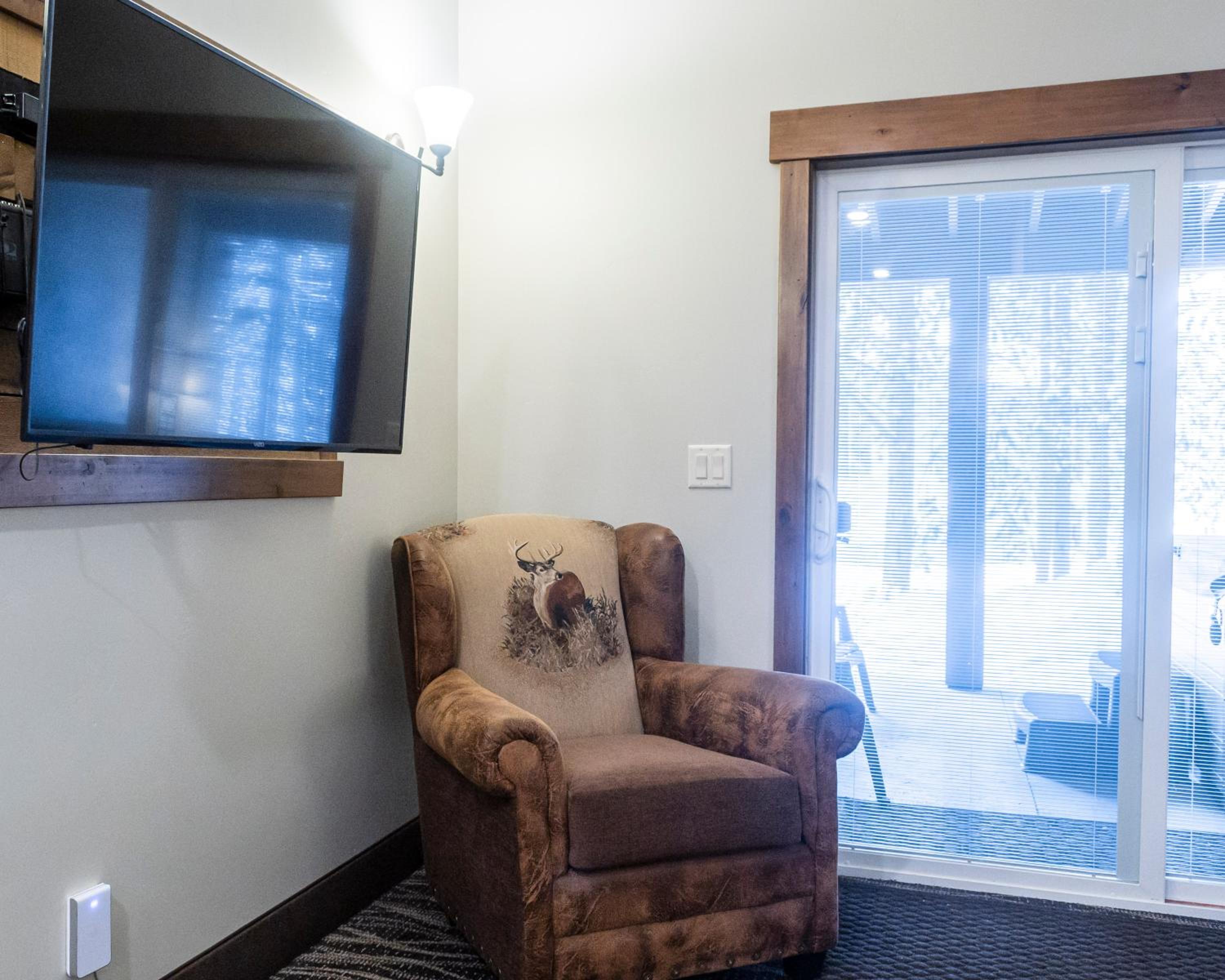 Deluxe King Suite - Photo 3