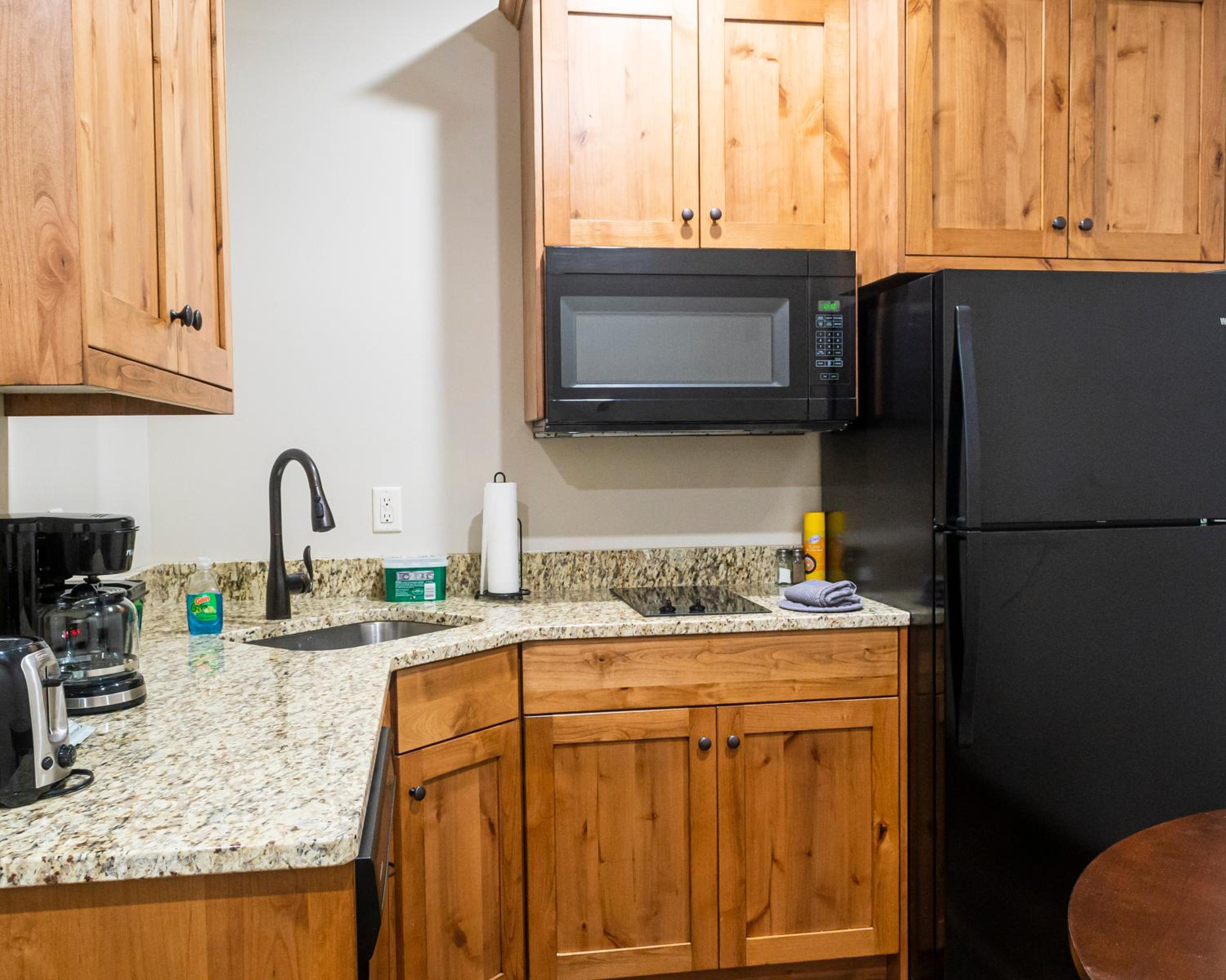 Deluxe King Suite - Photo 7