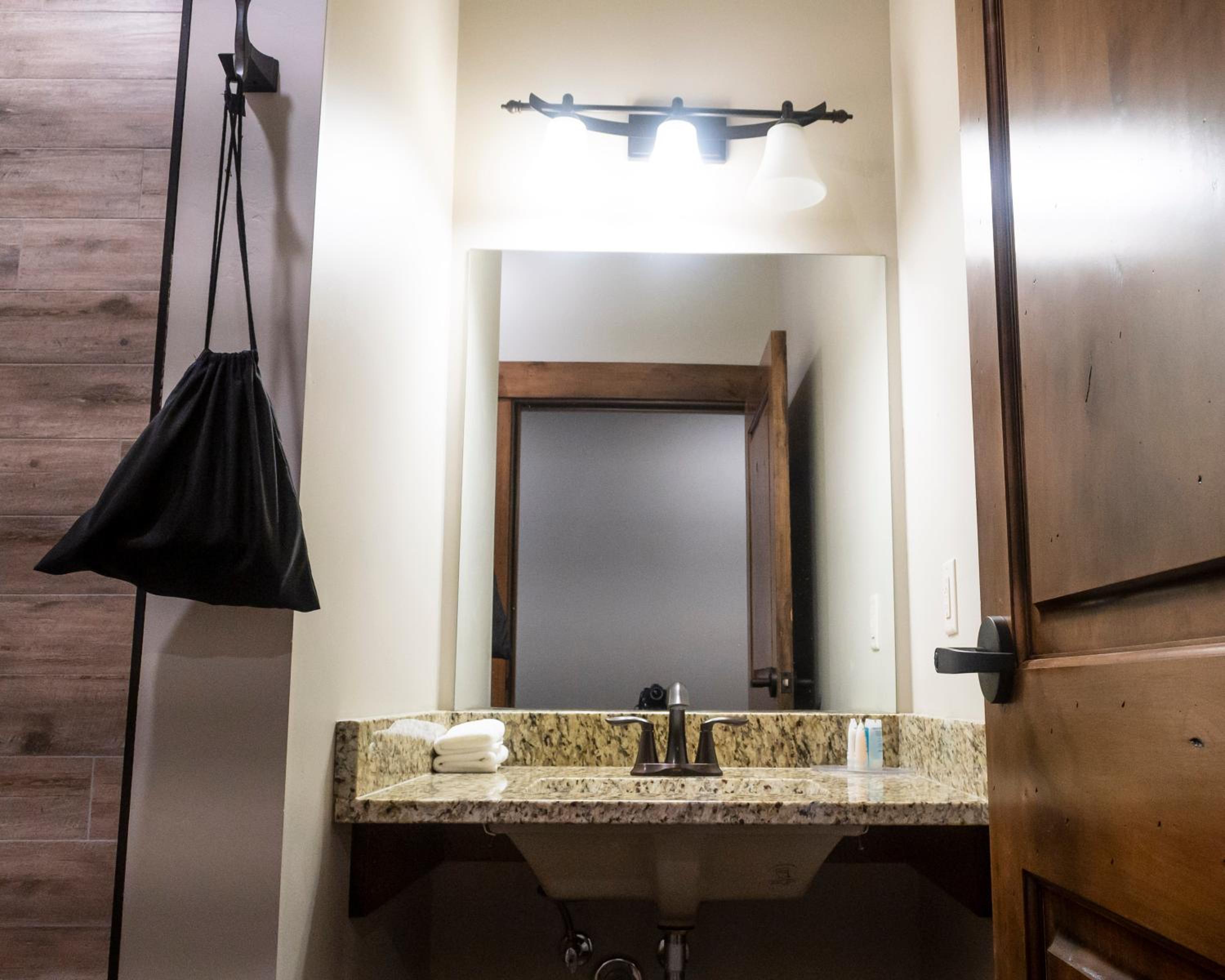 Deluxe King Suite - Photo 5