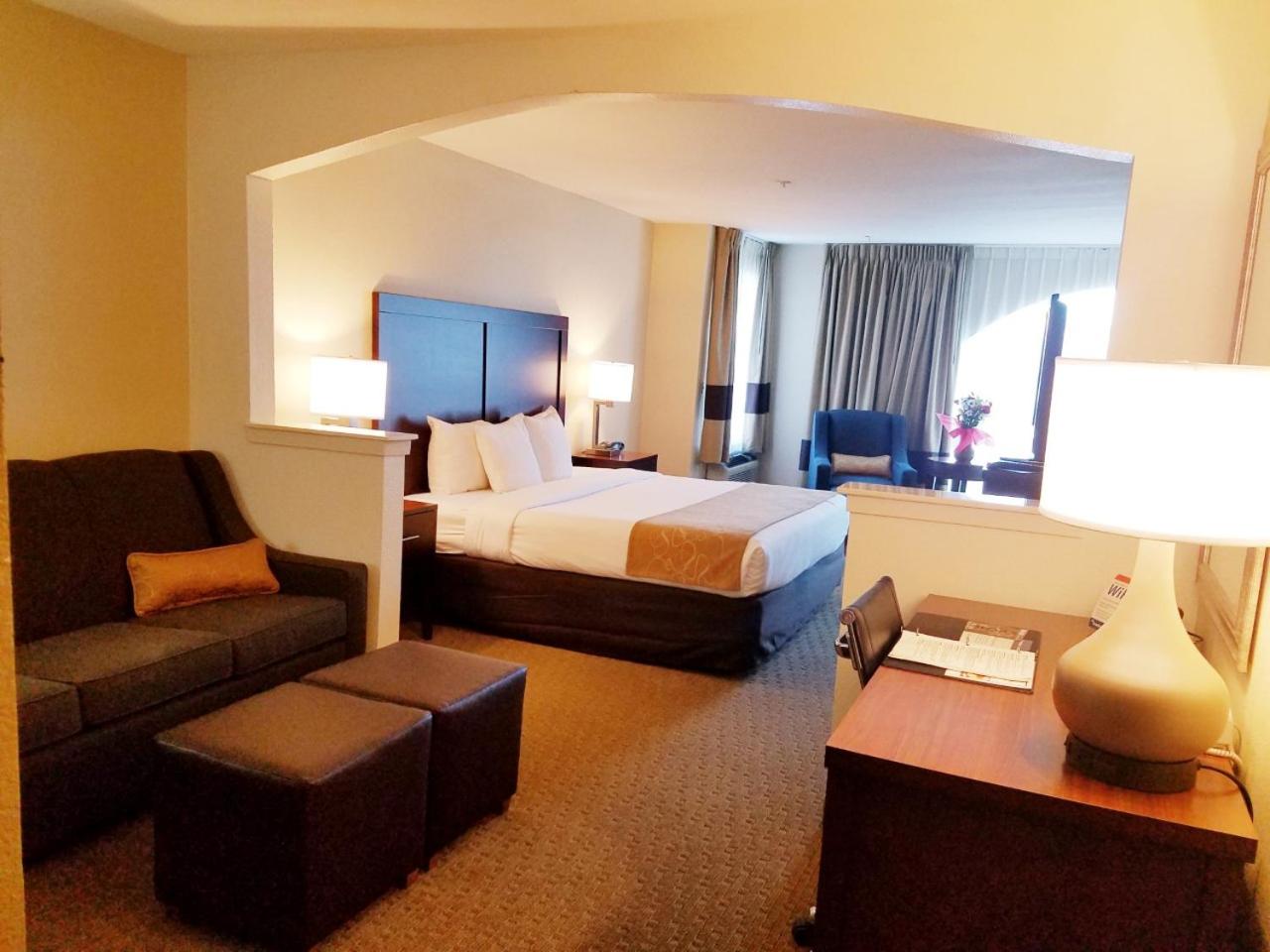 King Suite - Non-Smoking - Photo 8