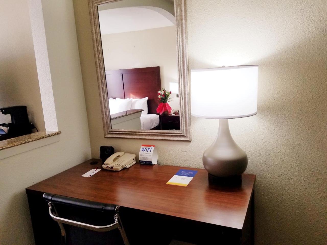 King Suite - Non-Smoking - Photo 3