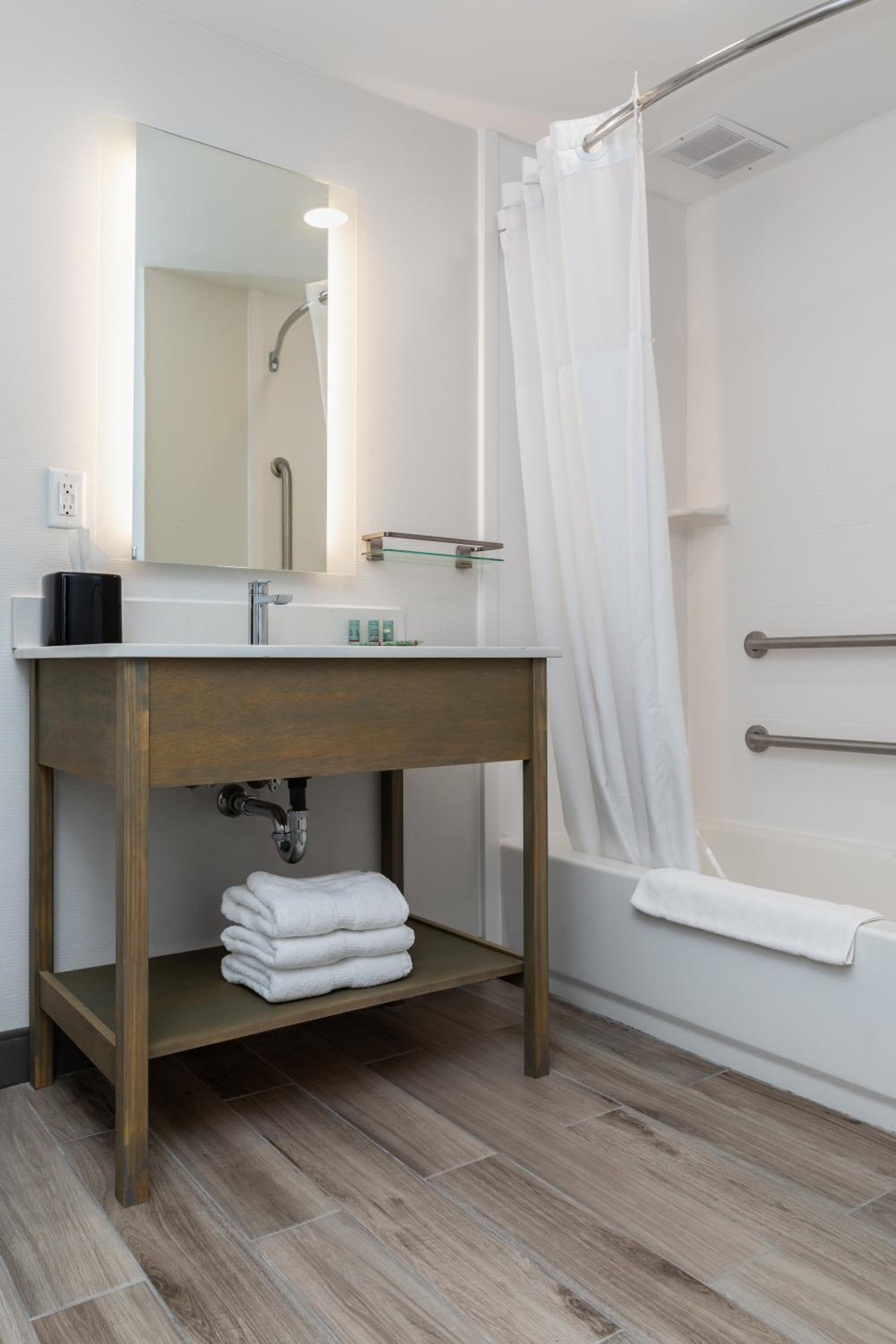 Queen Room with mobility Accessible Tub - Photo 6