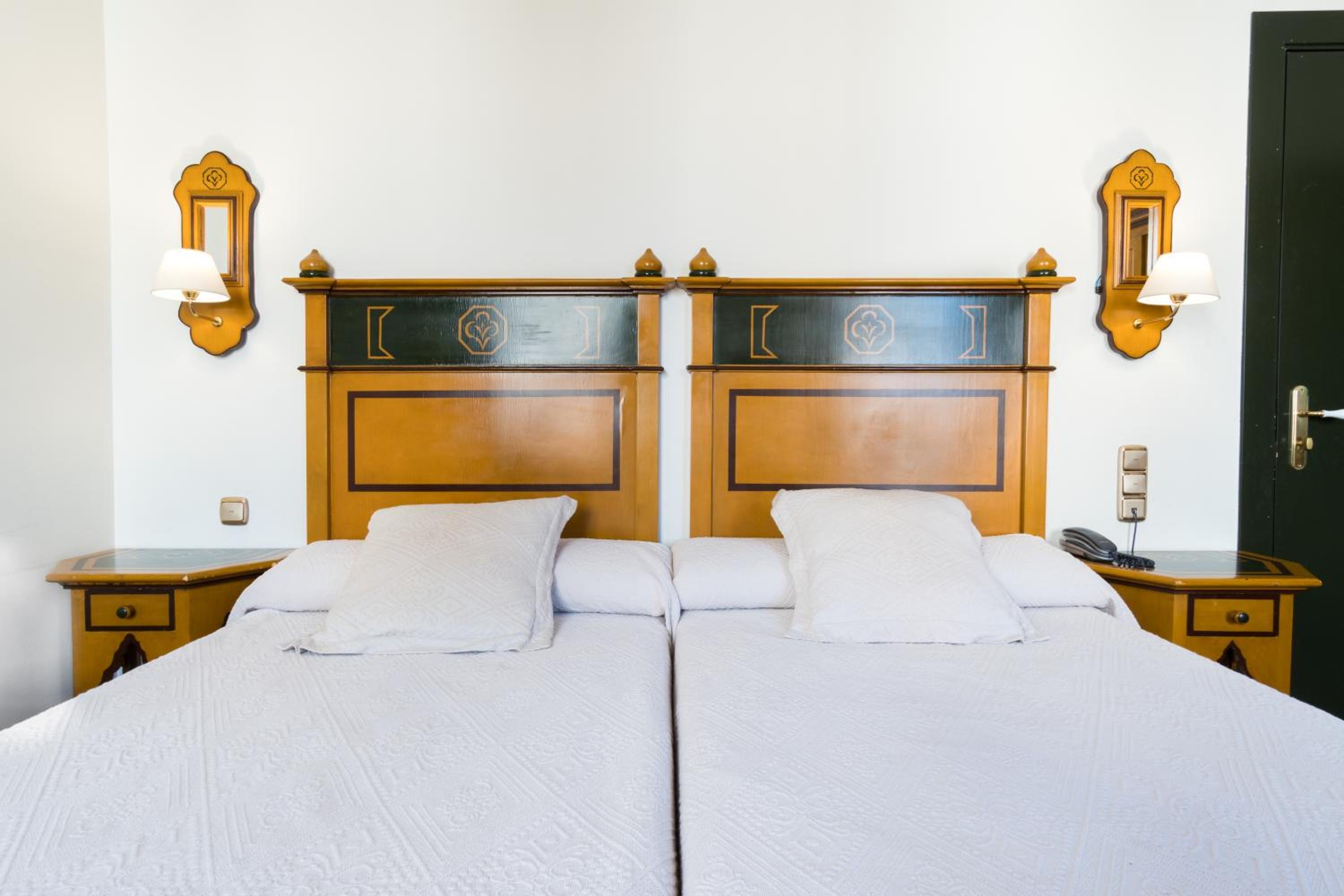 Twin Room with Extra Bed photo 3