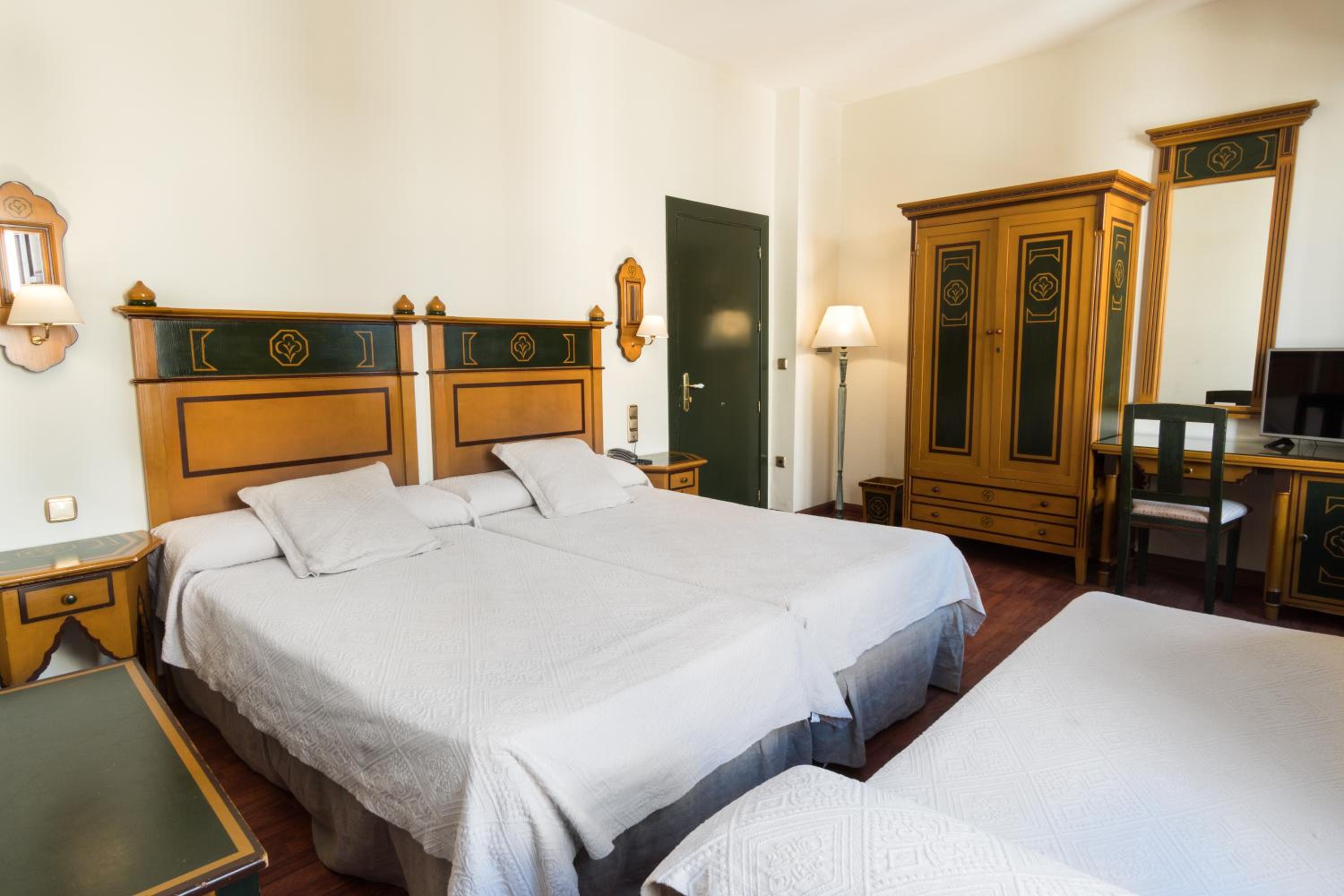 Twin Room with Extra Bed photo 2