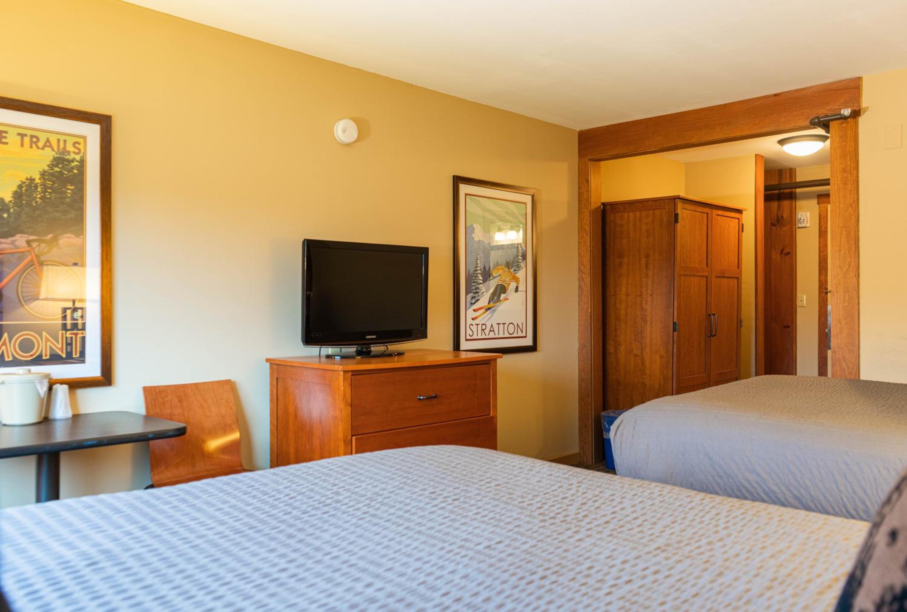 Superior Queen Room with Two Queen Beds - Photo 3