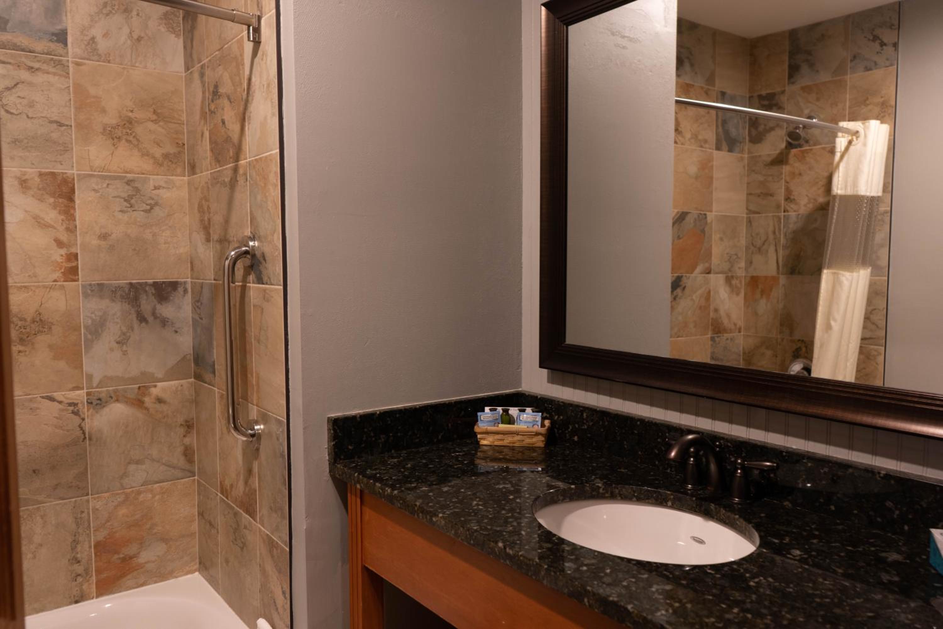 Deluxe Queen Room with Two Queen Beds - Photo 4