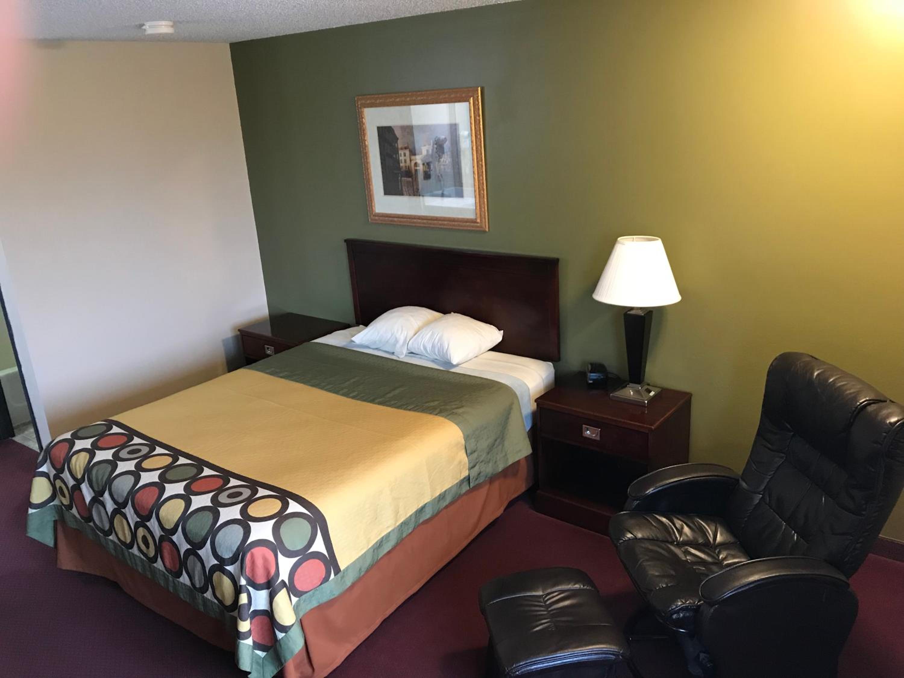 Queen Room - Non-Smoking - Photo 4